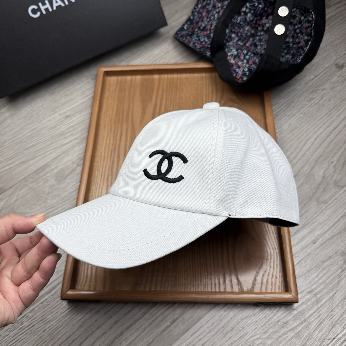 。C家。【配防尘袋】新品棒球帽！材质：纯棉！透气性好！春天挡风，夏天防晒必备单品！颜色大气！款式新颖别致