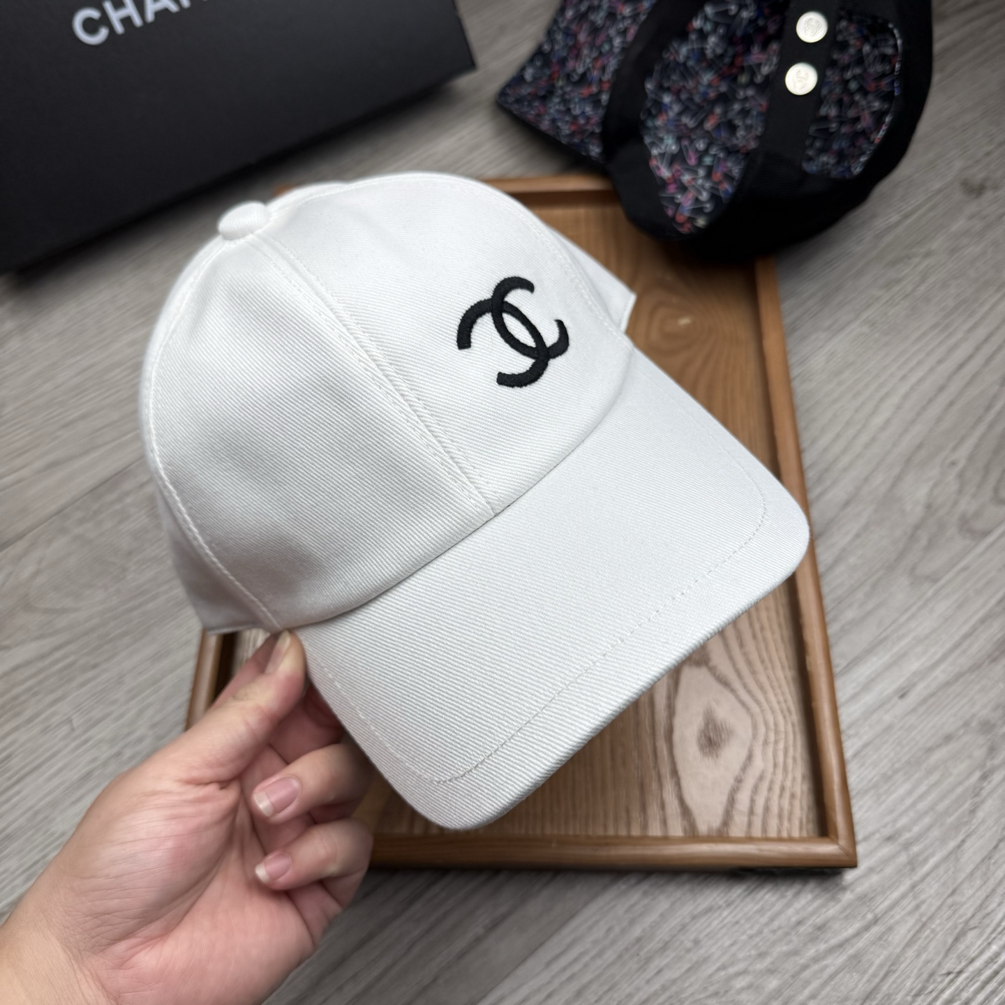 。C家。【配防尘袋】新品棒球帽！材质：纯棉！透气性好！春天挡风，夏天防晒必备单品！颜色大气！款式新颖别致