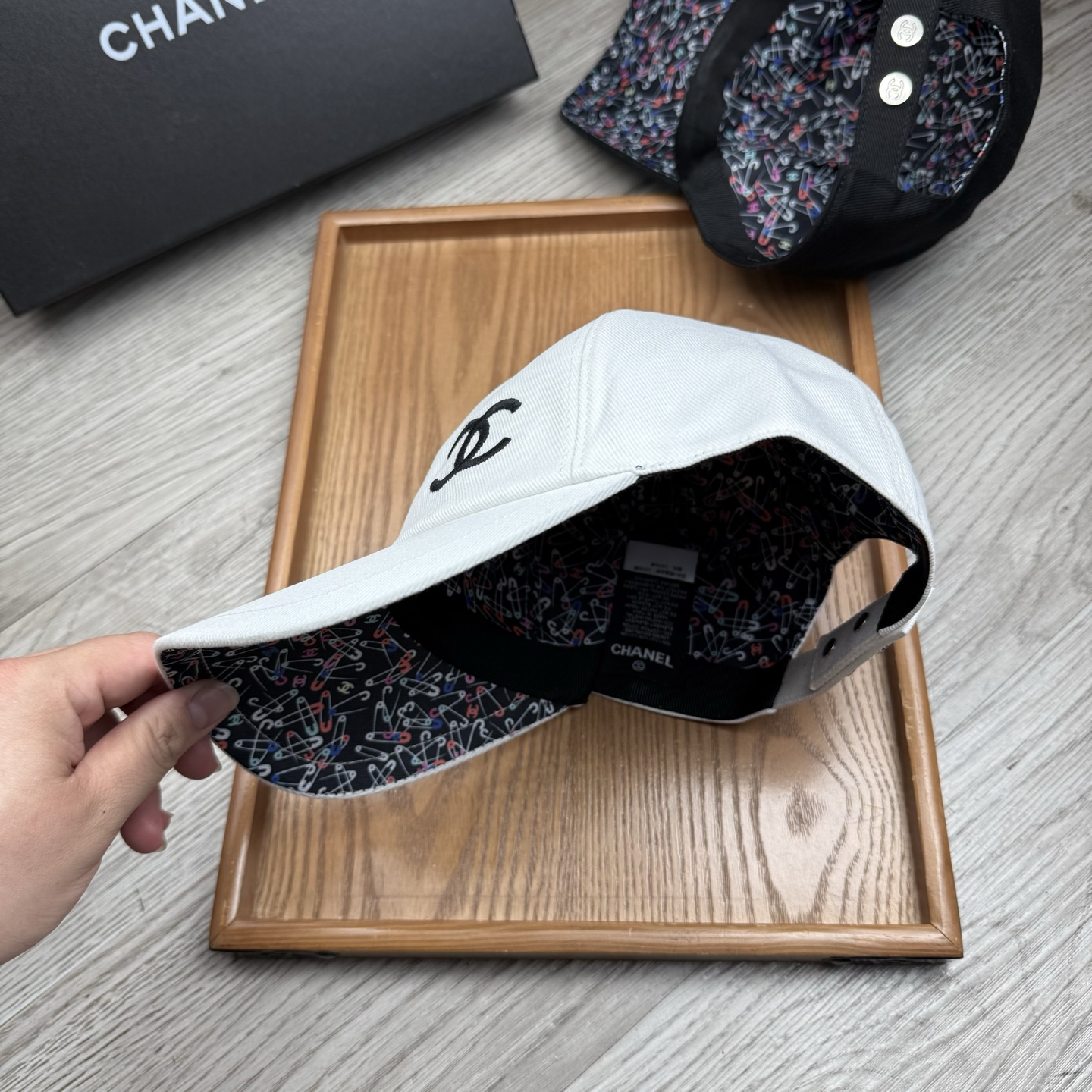 。C家。【配防尘袋】新品棒球帽！材质：纯棉！透气性好！春天挡风，夏天防晒必备单品！颜色大气！款式新颖别致