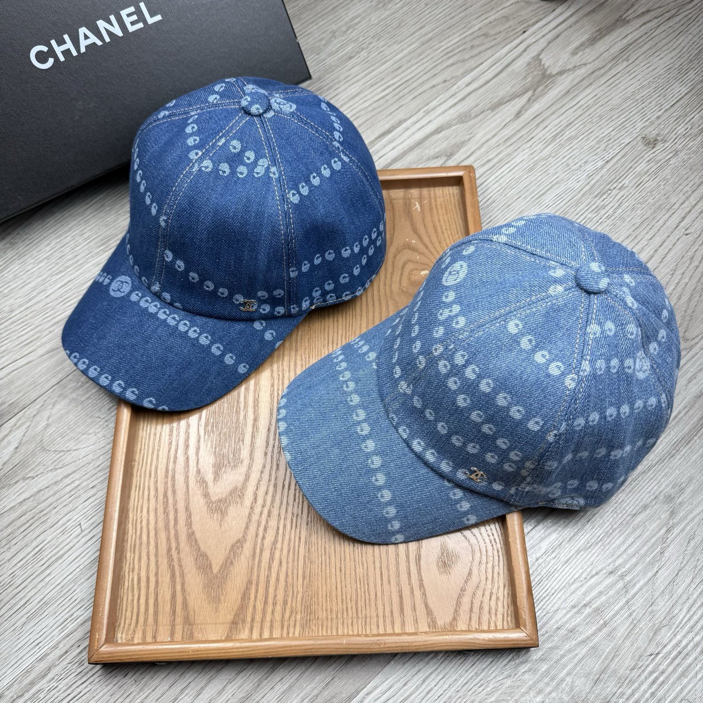 。C家。【配防尘袋】新品棒球帽！材质：纯棉！透气性好！春天挡风，夏天防晒必备单品！颜色大气！款式新颖别致