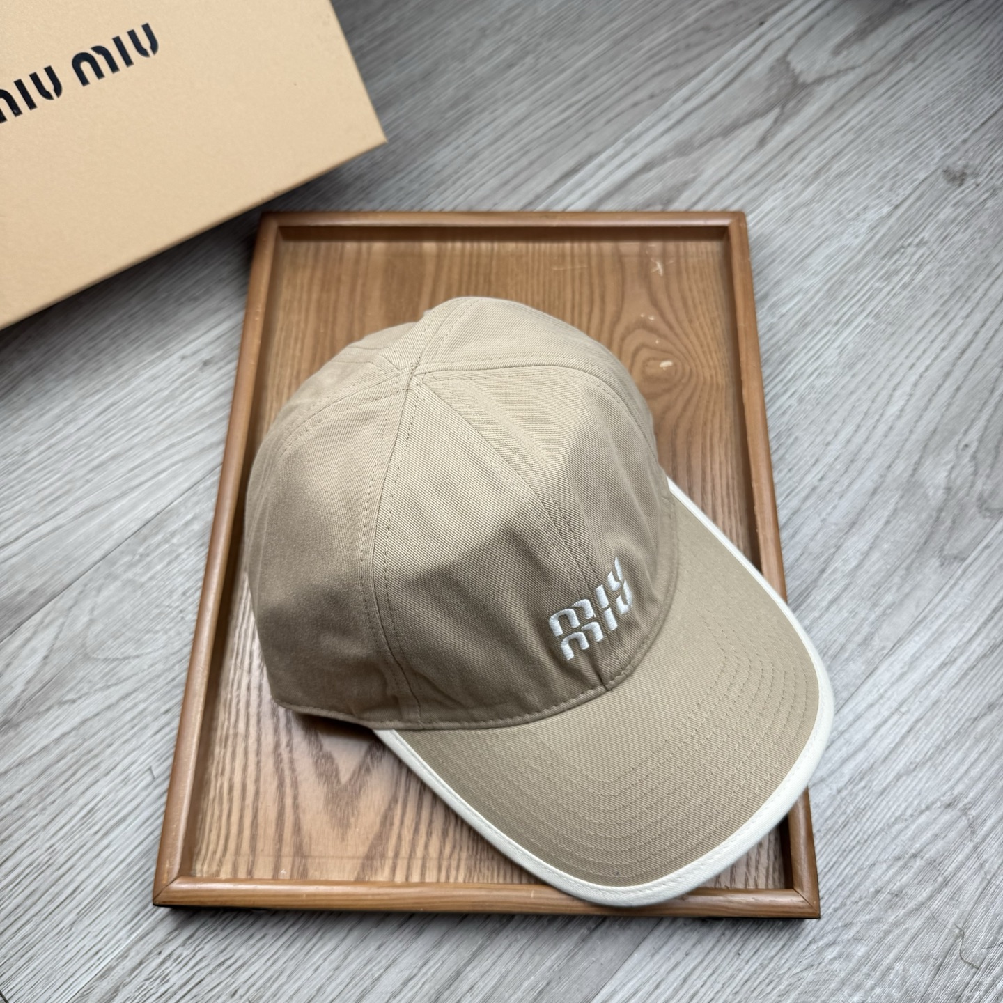 。miumiu。【配防尘袋】新品棒球帽！材质：纯棉！透气性好！春天挡风，夏天防晒必备单品！颜色大气！款式