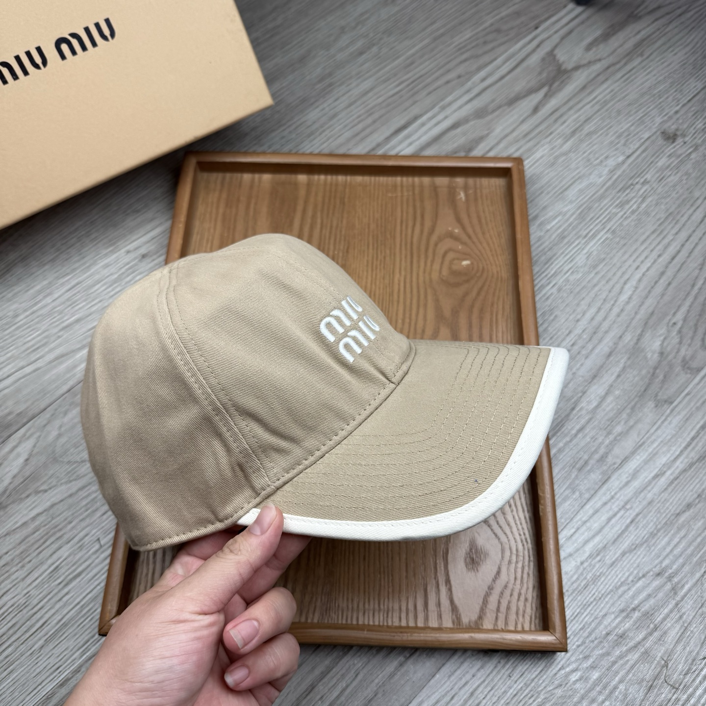 。miumiu。【配防尘袋】新品棒球帽！材质：纯棉！透气性好！春天挡风，夏天防晒必备单品！颜色大气！款式