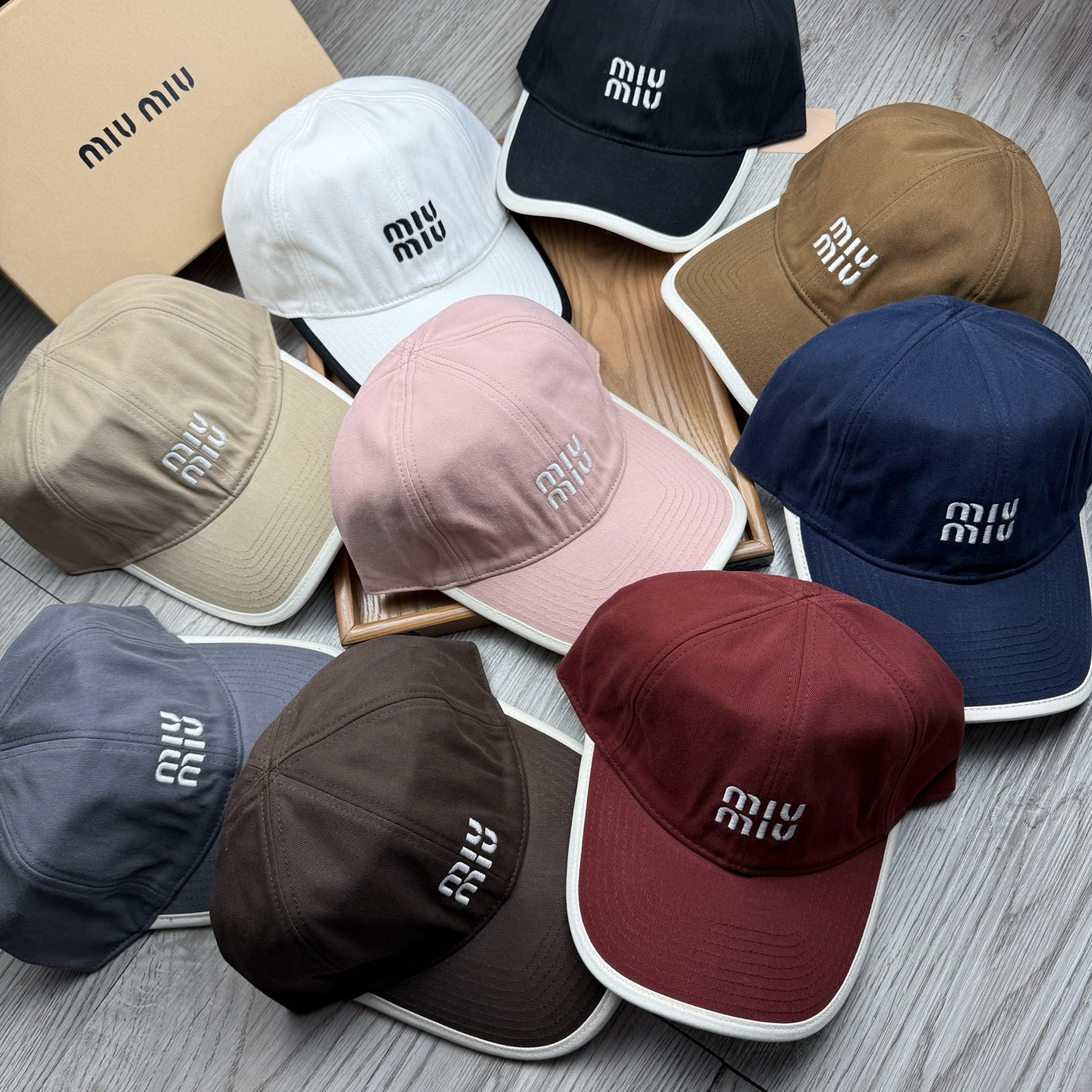 。miumiu。【配防尘袋】新品棒球帽！材质：纯棉！透气性好！春天挡风，夏天防晒必备单品！颜色大气！款式