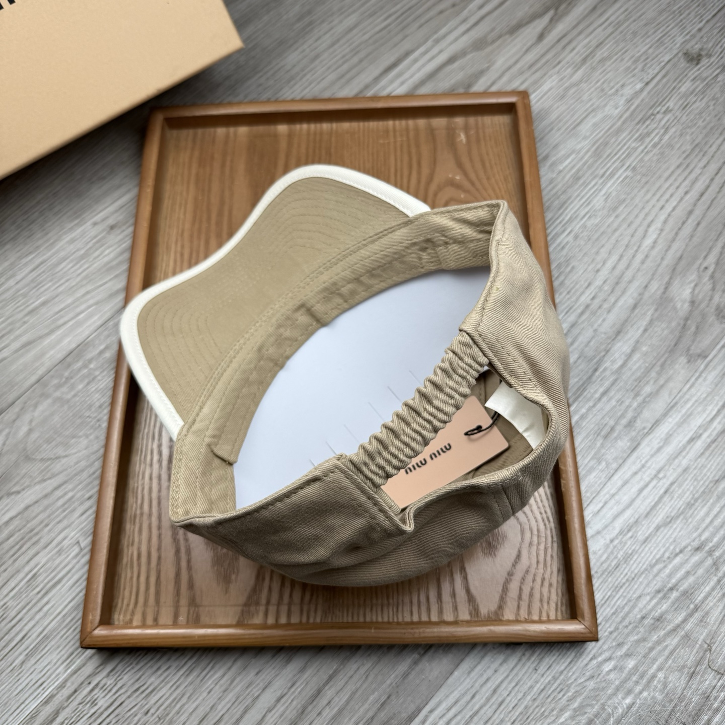 。miumiu。【配防尘袋】新品棒球帽！材质：纯棉！透气性好！春天挡风，夏天防晒必备单品！颜色大气！款式