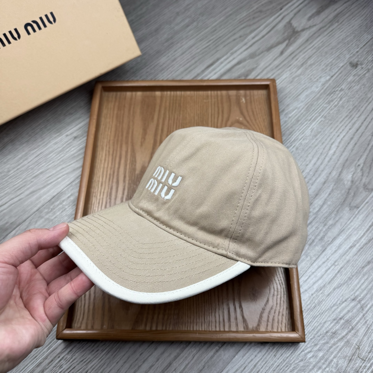 。miumiu。【配防尘袋】新品棒球帽！材质：纯棉！透气性好！春天挡风，夏天防晒必备单品！颜色大气！款式
