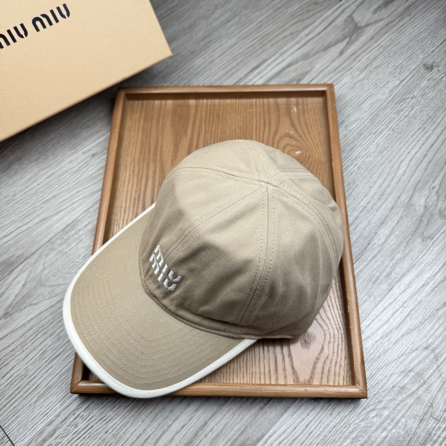 。miumiu。【配防尘袋】新品棒球帽！材质：纯棉！透气性好！春天挡风，夏天防晒必备单品！颜色大气！款式