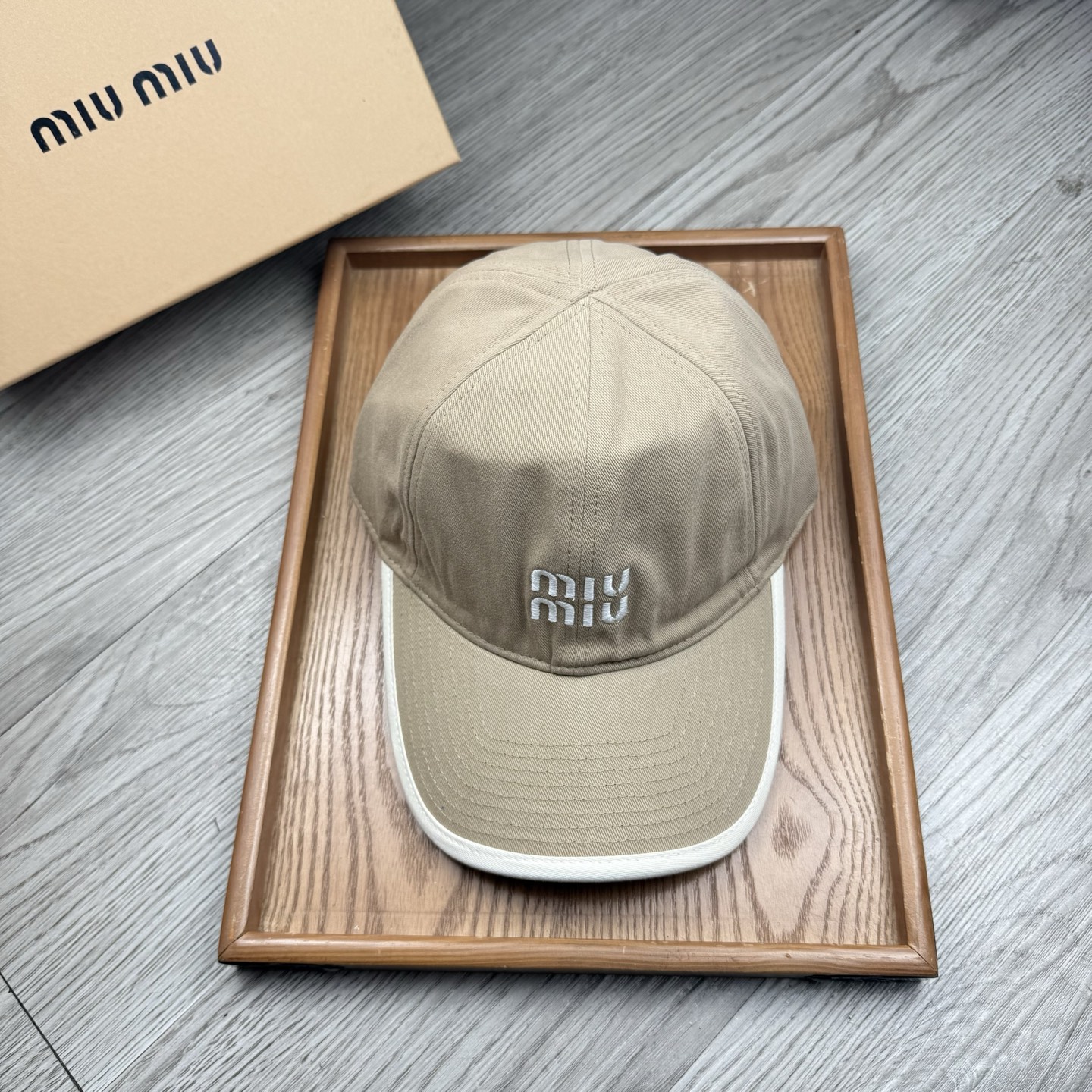 。miumiu。【配防尘袋】新品棒球帽！材质：纯棉！透气性好！春天挡风，夏天防晒必备单品！颜色大气！款式