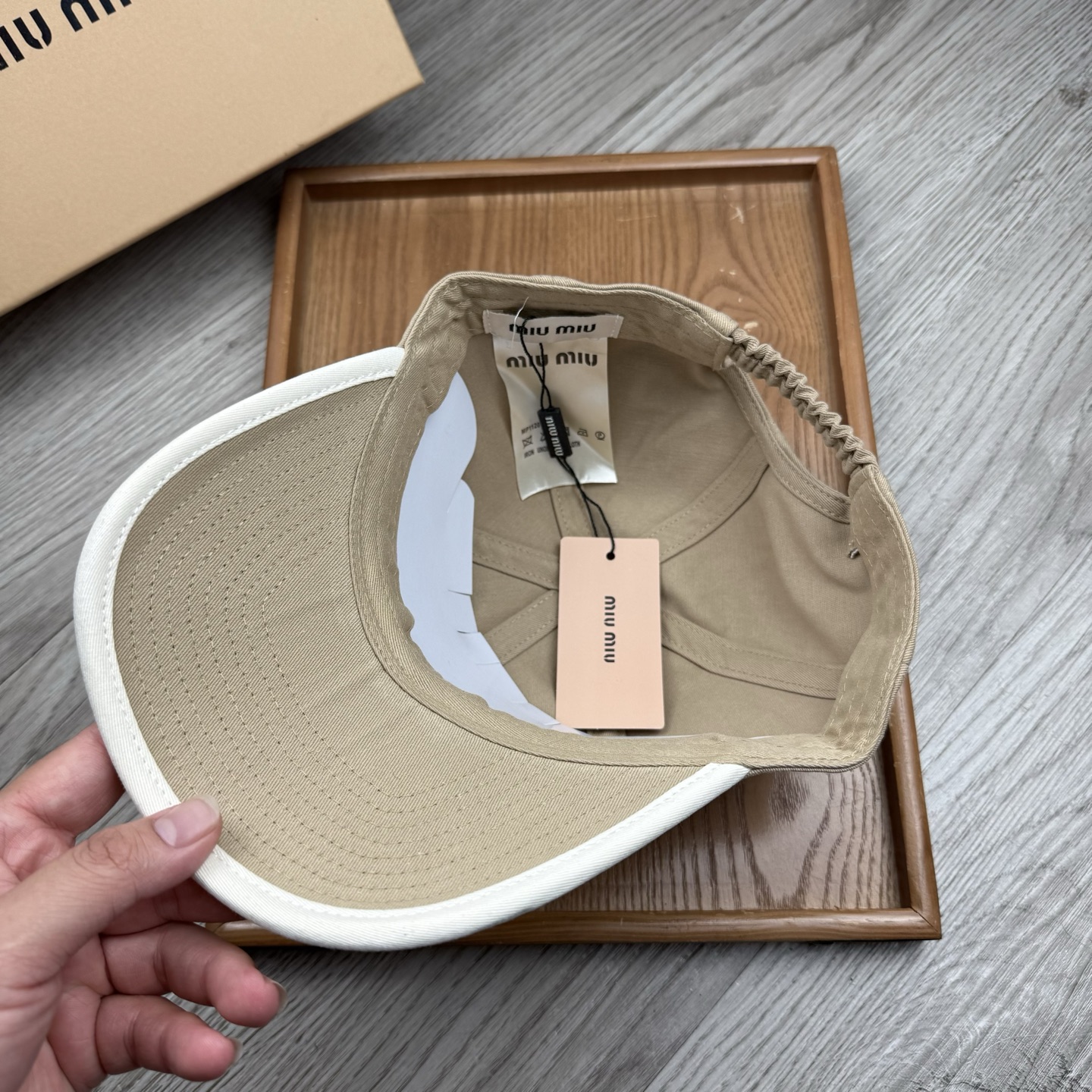 。miumiu。【配防尘袋】新品棒球帽！材质：纯棉！透气性好！春天挡风，夏天防晒必备单品！颜色大气！款式