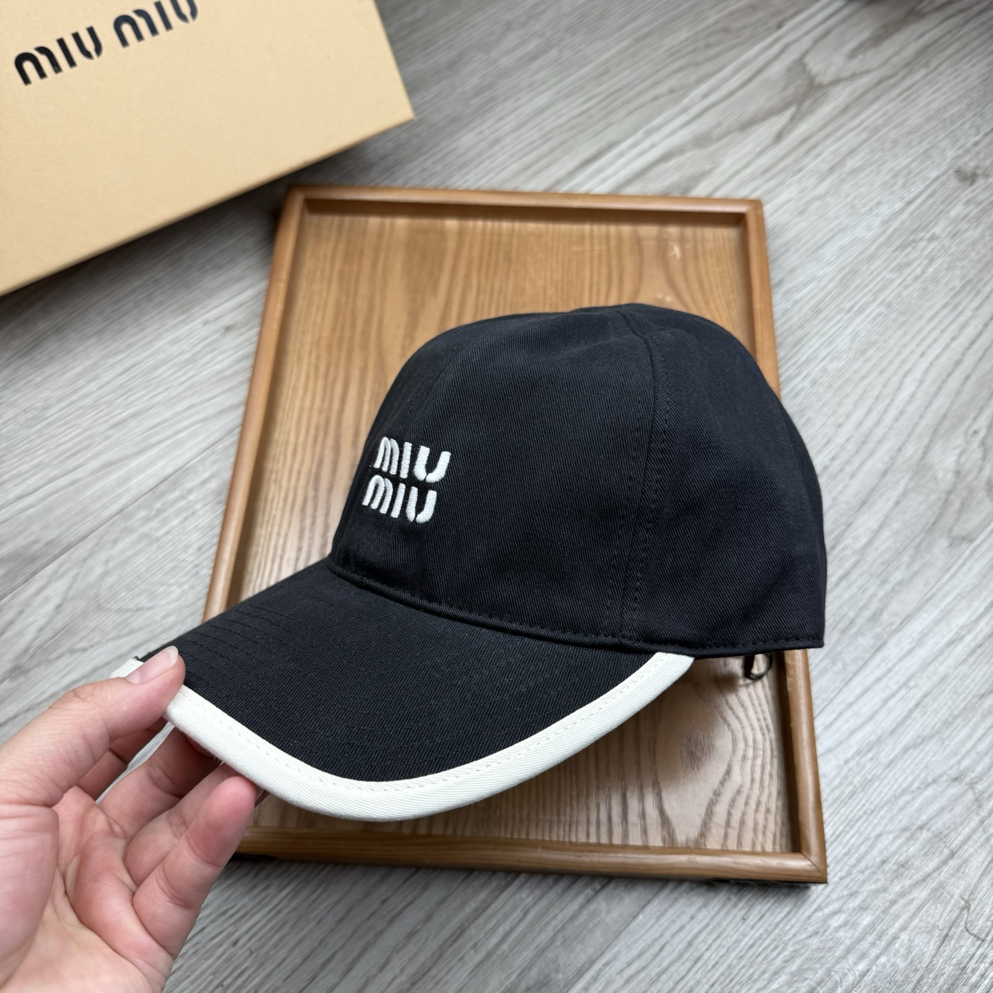 。miumiu。【配防尘袋】新品棒球帽！材质：纯棉！透气性好！春天挡风，夏天防晒必备单品！颜色大气！款式