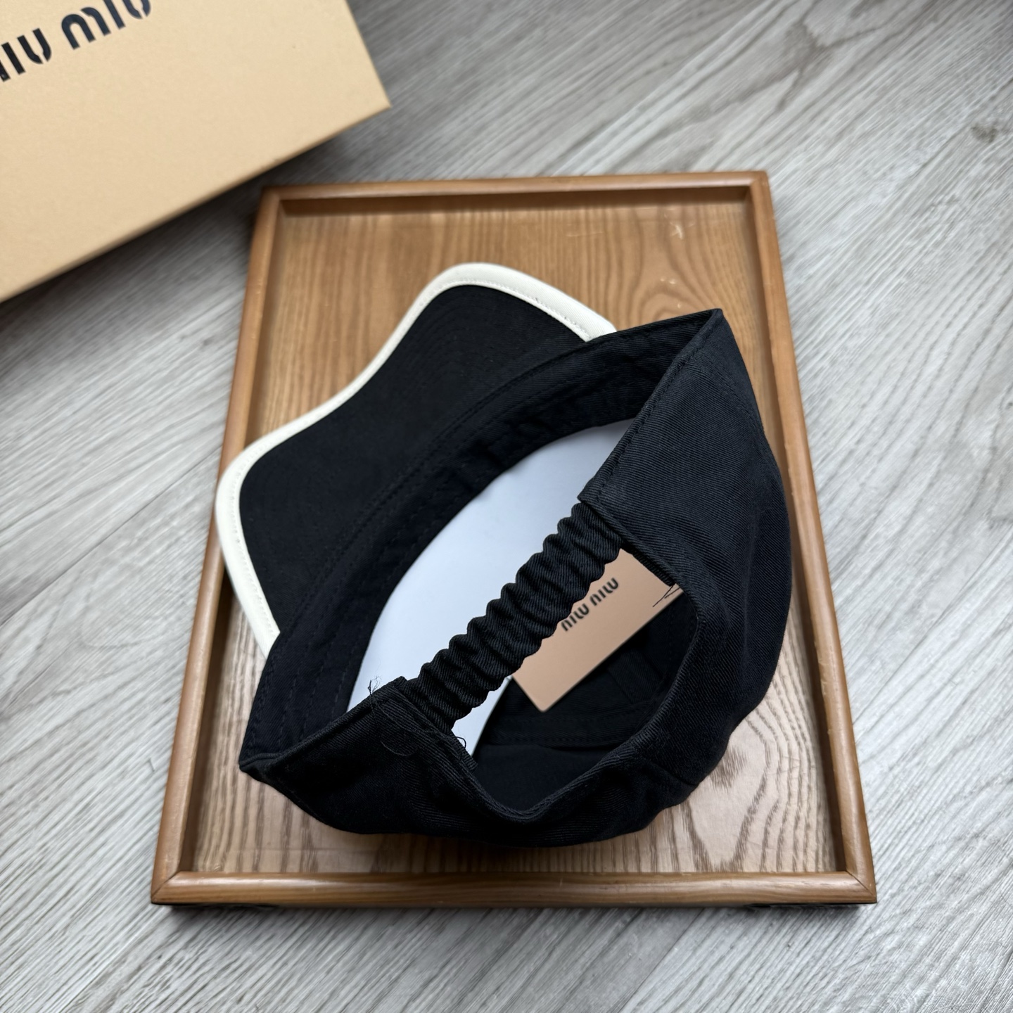 。miumiu。【配防尘袋】新品棒球帽！材质：纯棉！透气性好！春天挡风，夏天防晒必备单品！颜色大气！款式