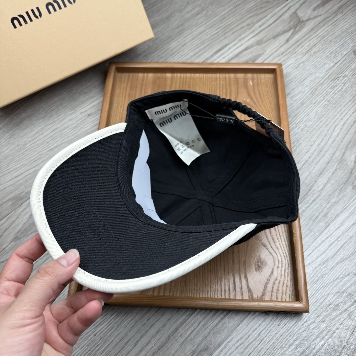 。miumiu。【配防尘袋】新品棒球帽！材质：纯棉！透气性好！春天挡风，夏天防晒必备单品！颜色大气！款式