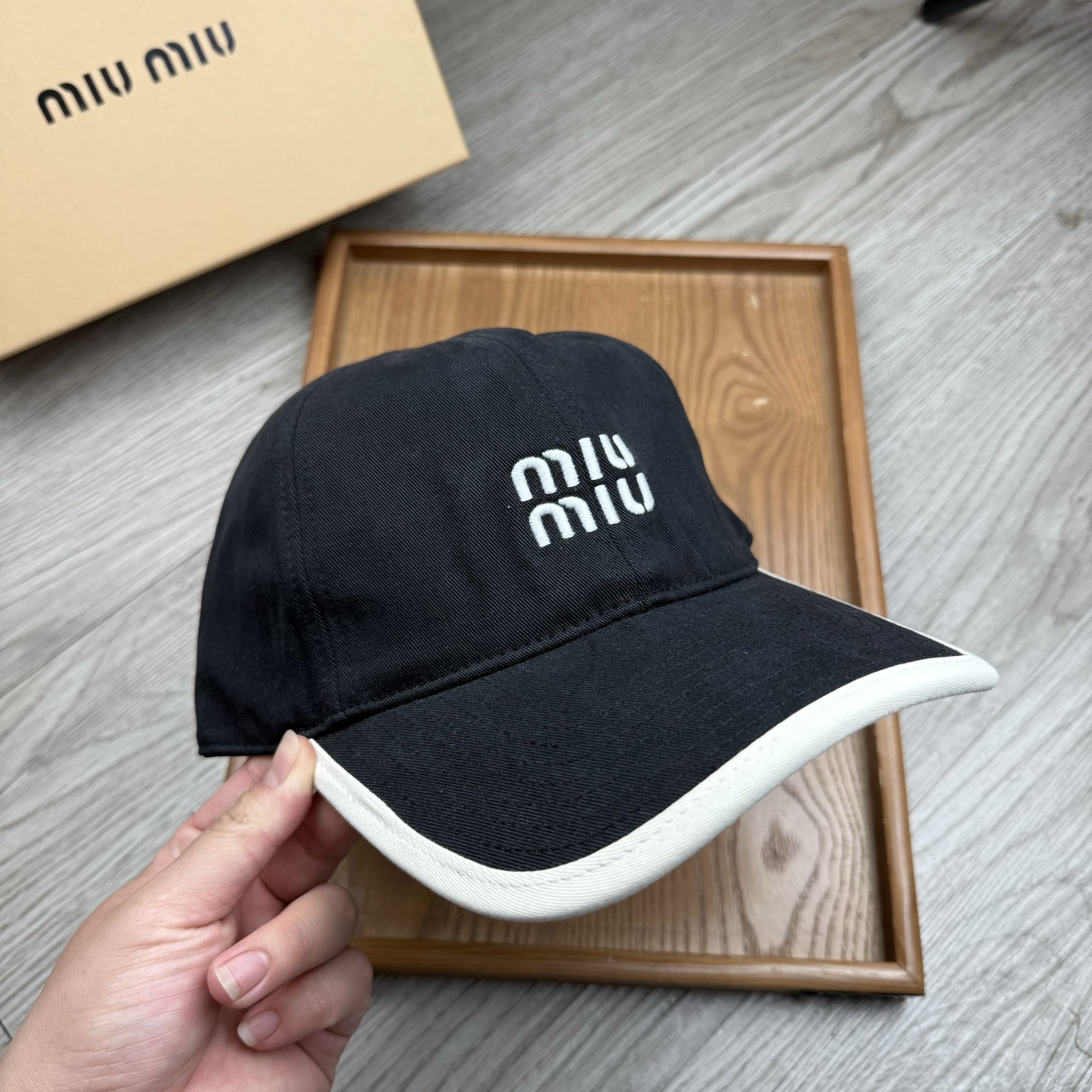 。miumiu。【配防尘袋】新品棒球帽！材质：纯棉！透气性好！春天挡风，夏天防晒必备单品！颜色大气！款式