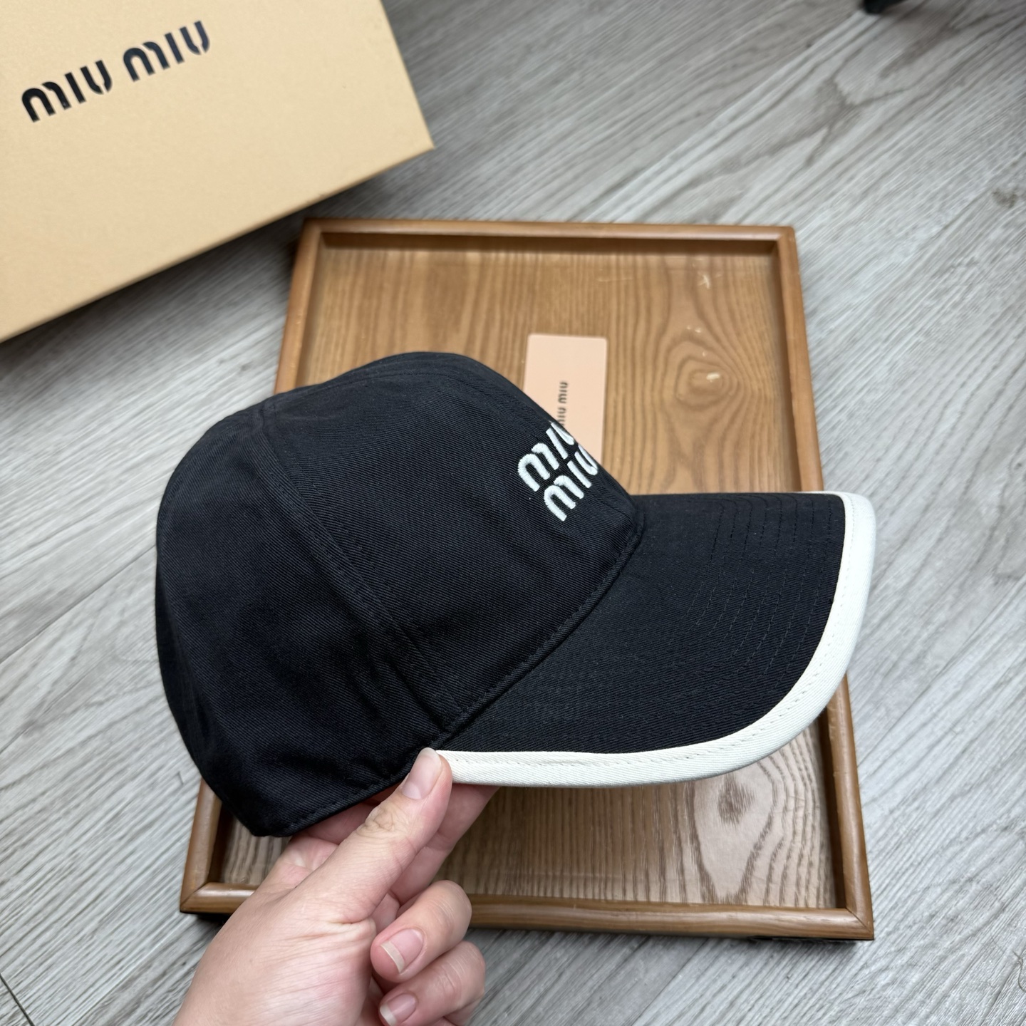 。miumiu。【配防尘袋】新品棒球帽！材质：纯棉！透气性好！春天挡风，夏天防晒必备单品！颜色大气！款式