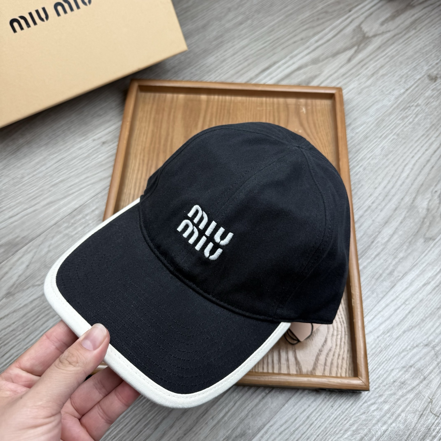 。miumiu。【配防尘袋】新品棒球帽！材质：纯棉！透气性好！春天挡风，夏天防晒必备单品！颜色大气！款式