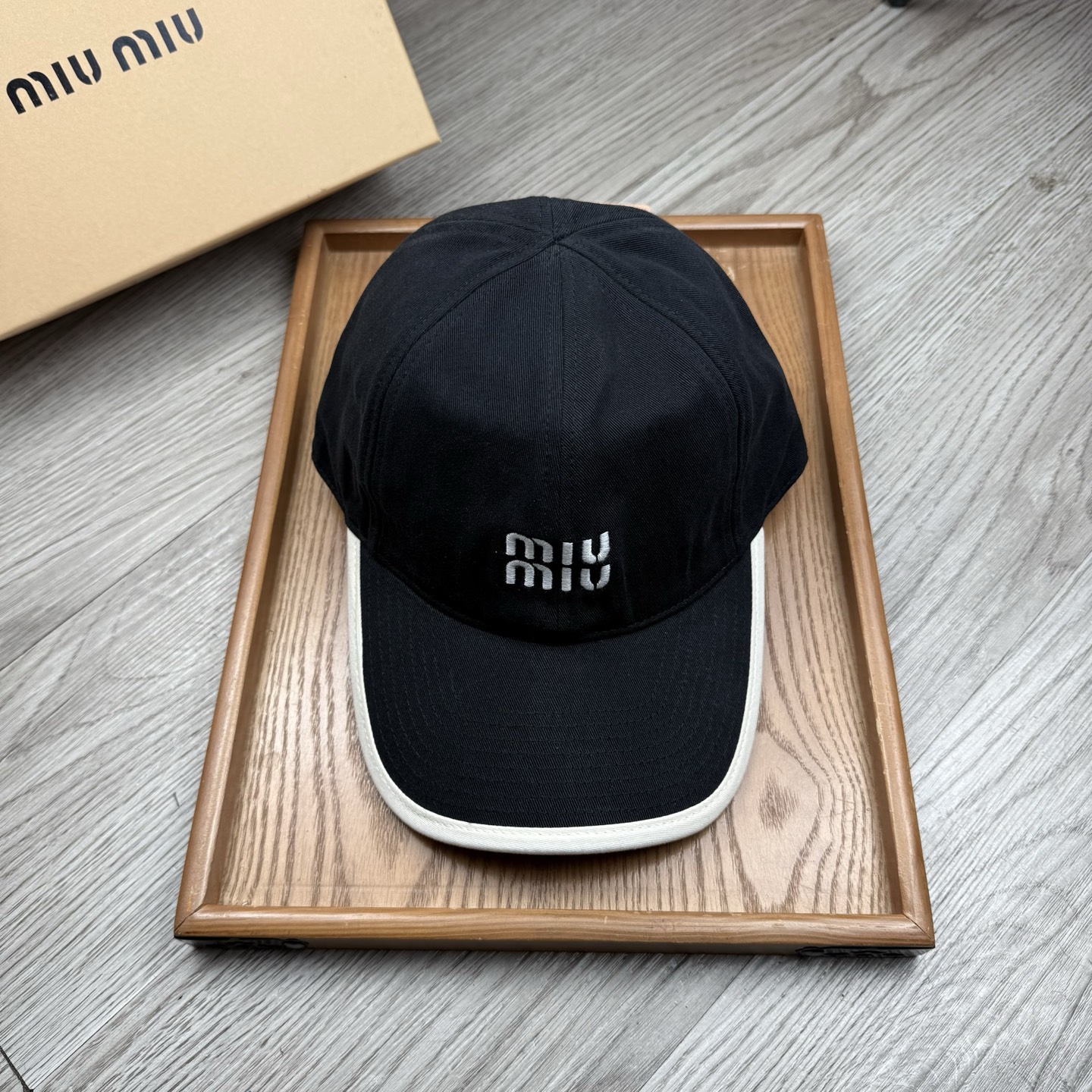 。miumiu。【配防尘袋】新品棒球帽！材质：纯棉！透气性好！春天挡风，夏天防晒必备单品！颜色大气！款式