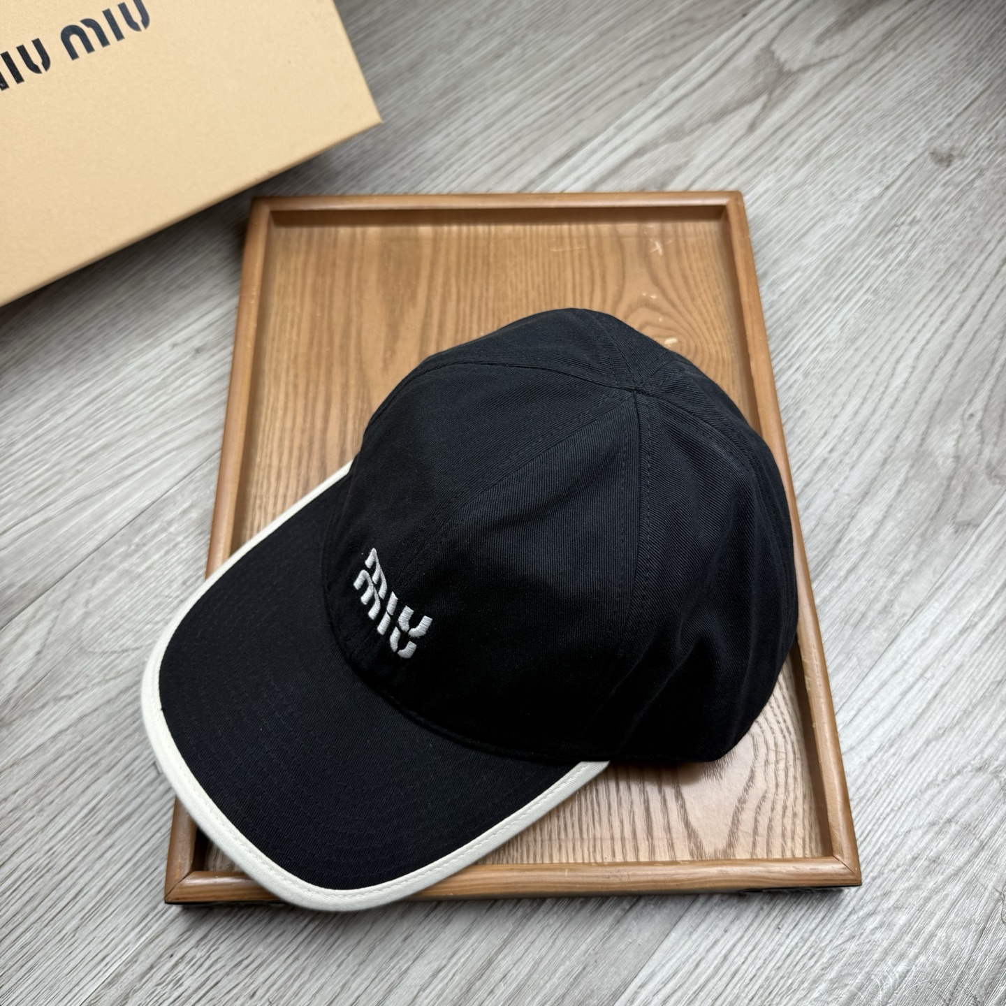 。miumiu。【配防尘袋】新品棒球帽！材质：纯棉！透气性好！春天挡风，夏天防晒必备单品！颜色大气！款式