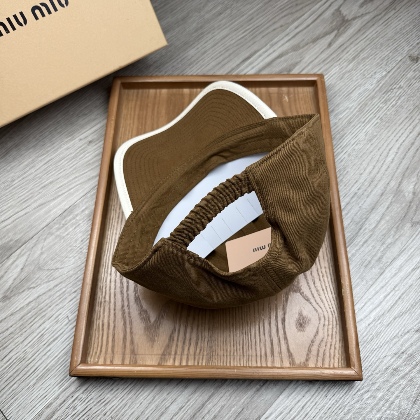 。miumiu。【配防尘袋】新品棒球帽！材质：纯棉！透气性好！春天挡风，夏天防晒必备单品！颜色大气！款式