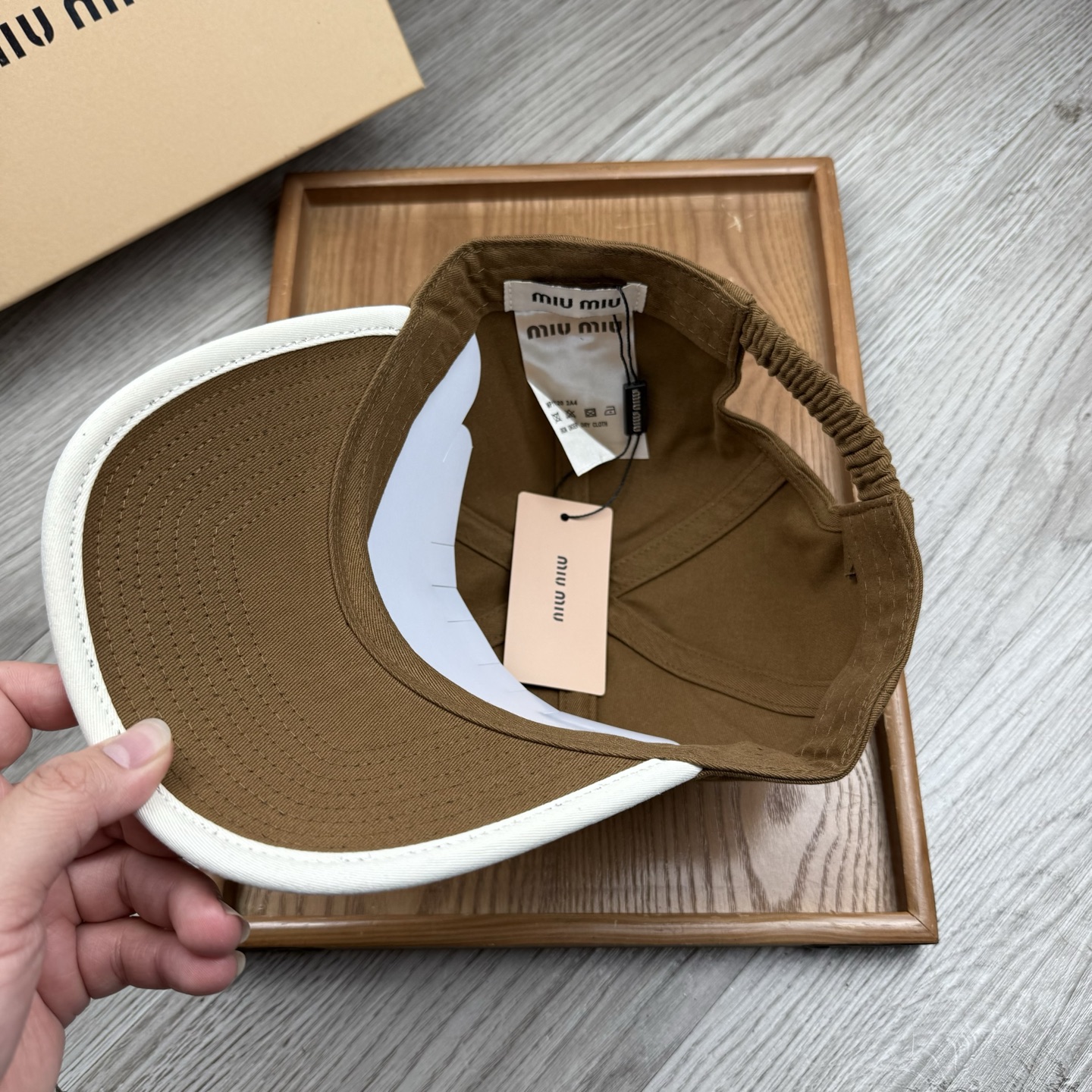 。miumiu。【配防尘袋】新品棒球帽！材质：纯棉！透气性好！春天挡风，夏天防晒必备单品！颜色大气！款式