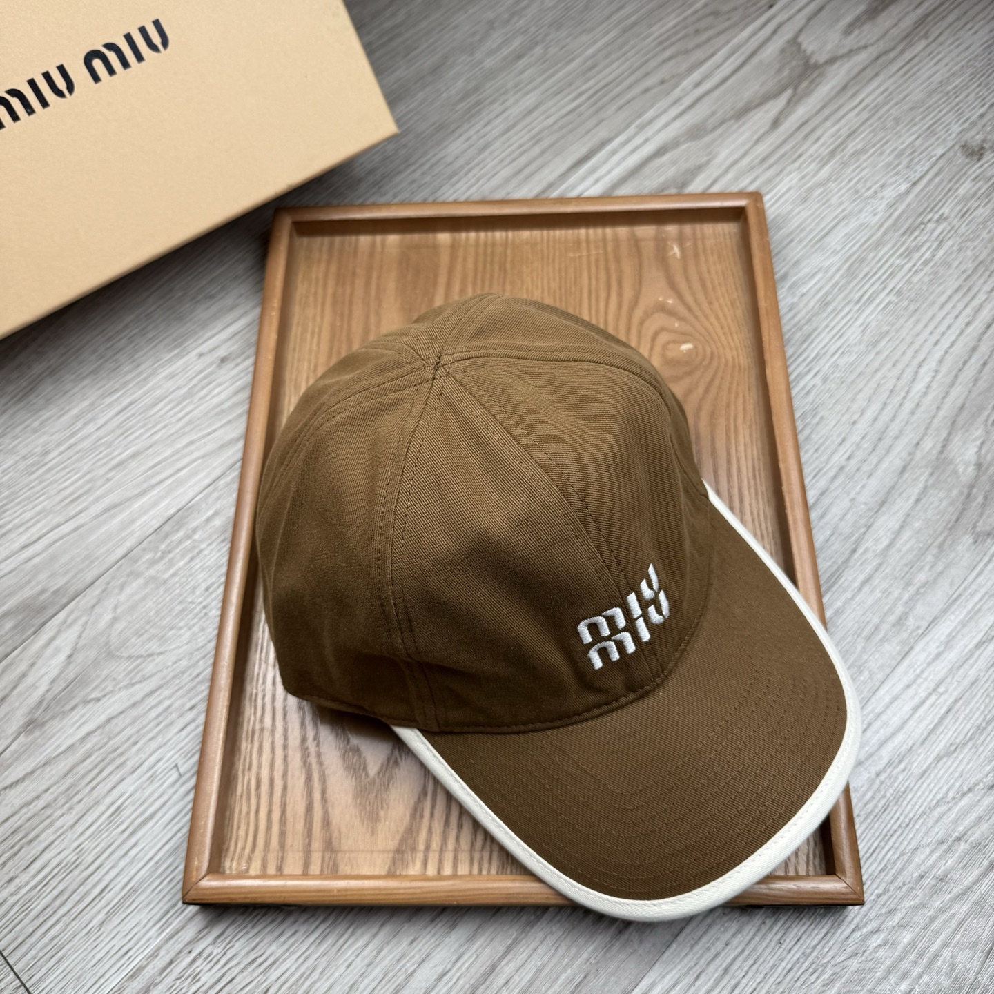 。miumiu。【配防尘袋】新品棒球帽！材质：纯棉！透气性好！春天挡风，夏天防晒必备单品！颜色大气！款式