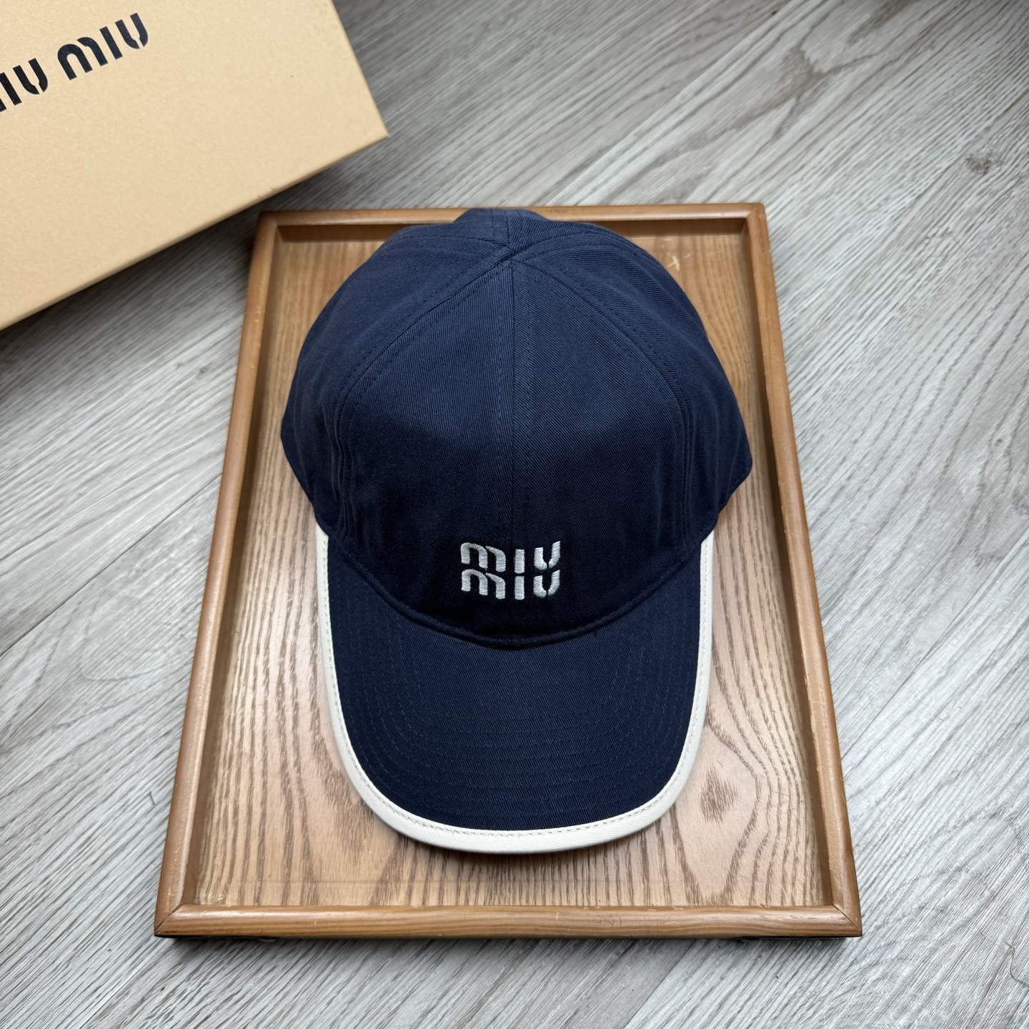 。miumiu。【配防尘袋】新品棒球帽！材质：纯棉！透气性好！春天挡风，夏天防晒必备单品！颜色大气！款式