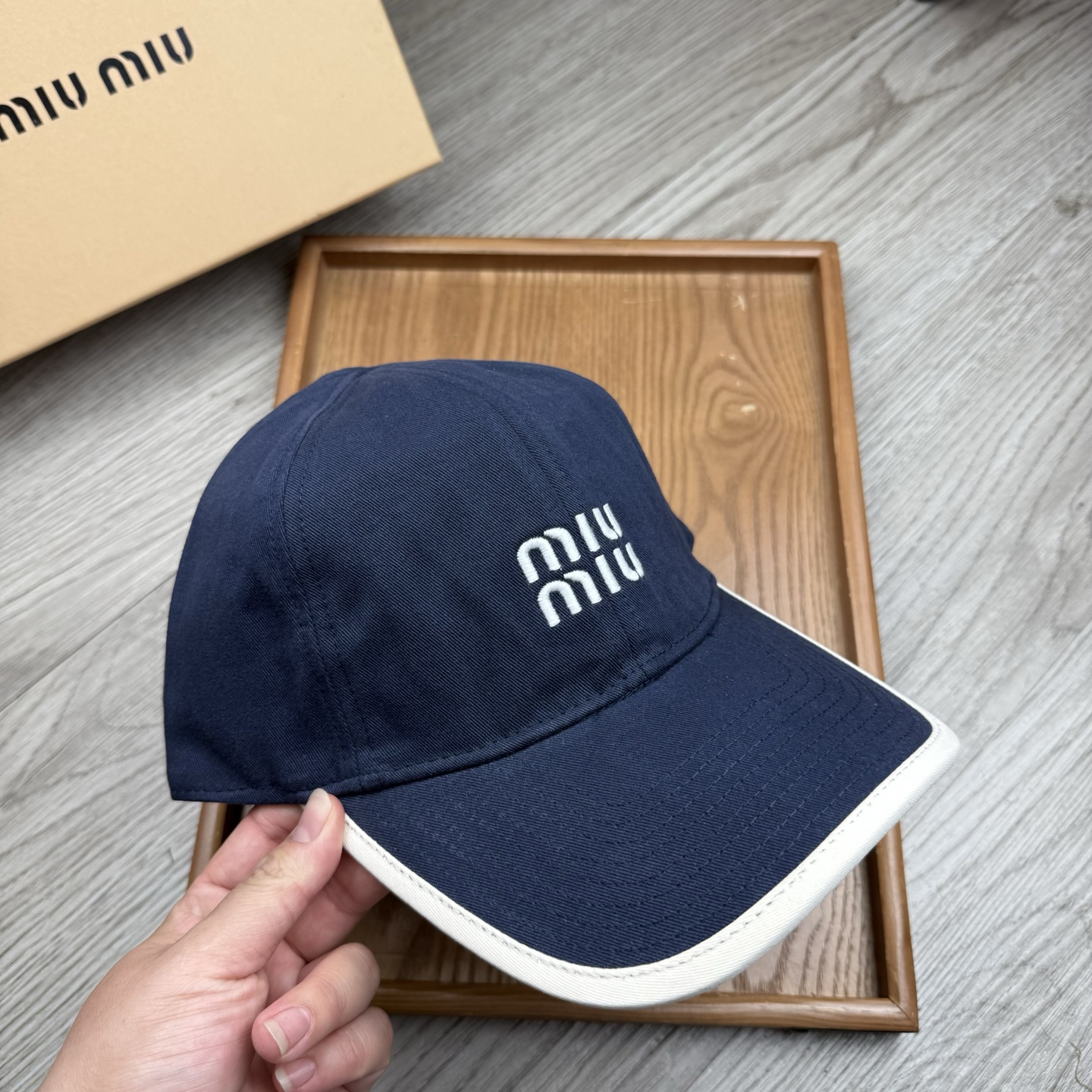 。miumiu。【配防尘袋】新品棒球帽！材质：纯棉！透气性好！春天挡风，夏天防晒必备单品！颜色大气！款式