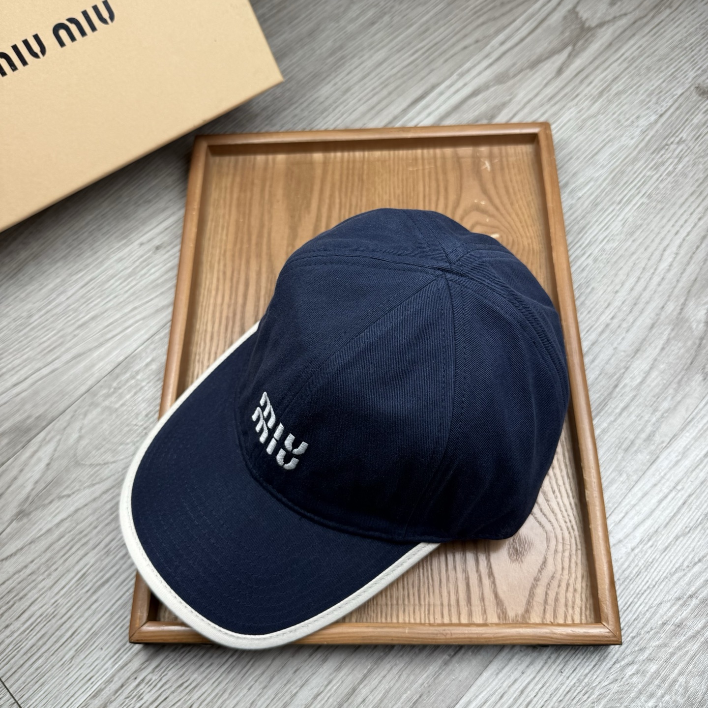 。miumiu。【配防尘袋】新品棒球帽！材质：纯棉！透气性好！春天挡风，夏天防晒必备单品！颜色大气！款式