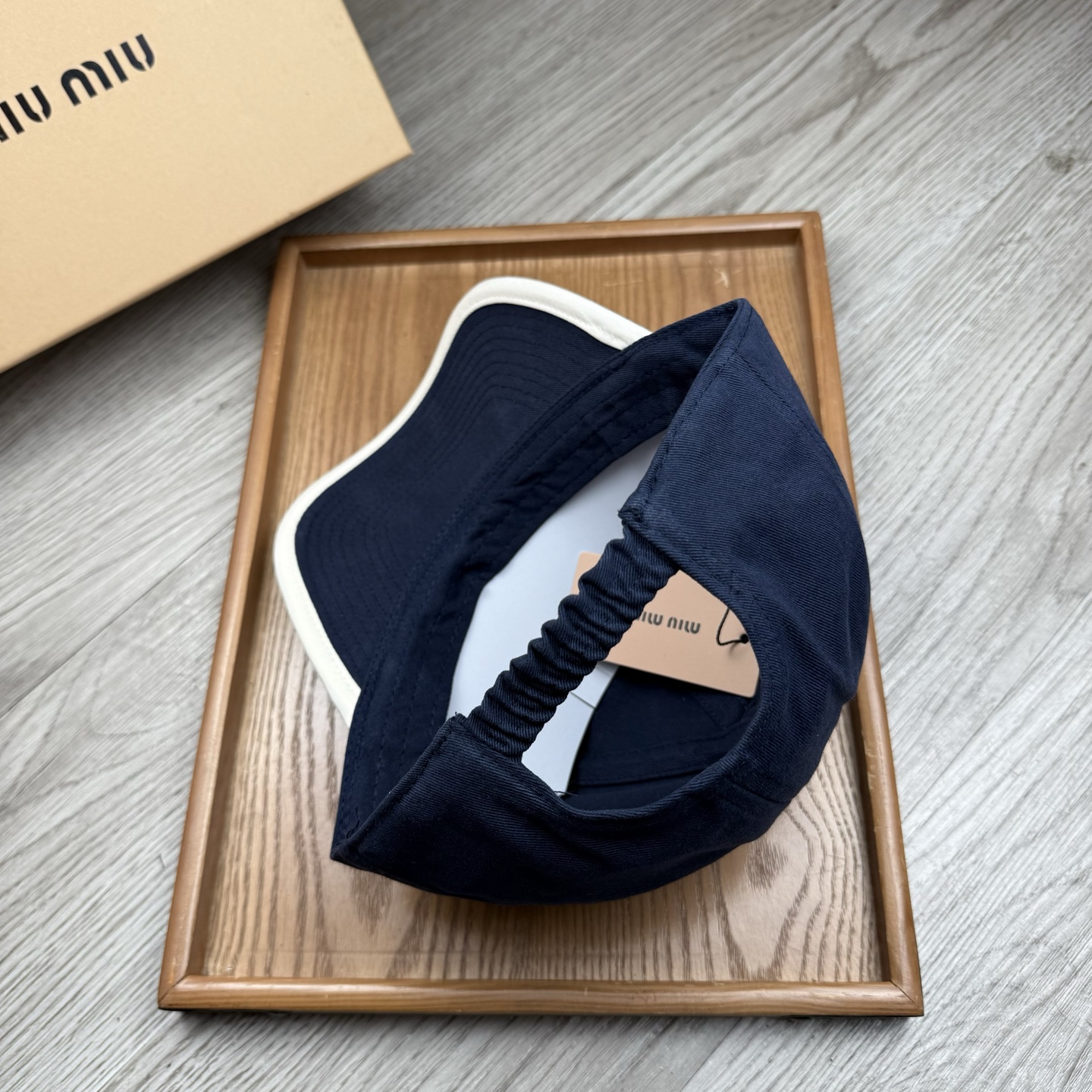 。miumiu。【配防尘袋】新品棒球帽！材质：纯棉！透气性好！春天挡风，夏天防晒必备单品！颜色大气！款式