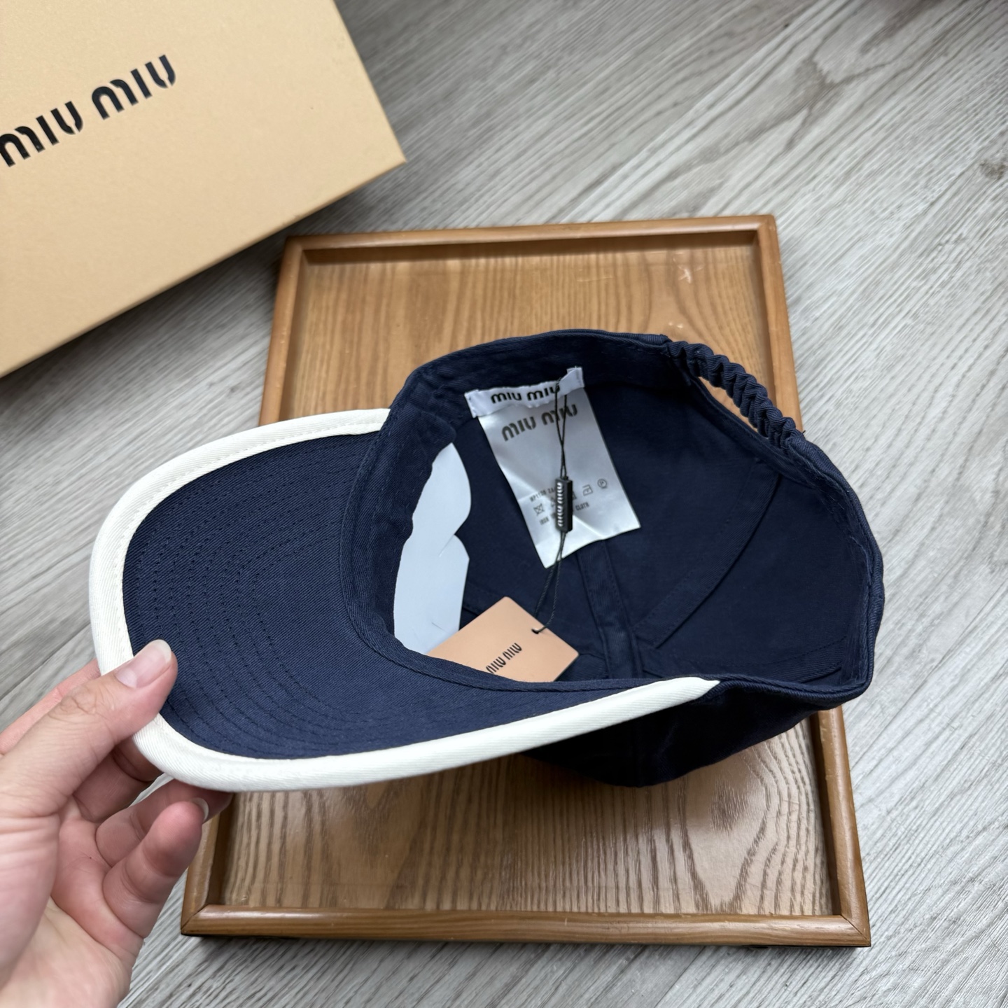 。miumiu。【配防尘袋】新品棒球帽！材质：纯棉！透气性好！春天挡风，夏天防晒必备单品！颜色大气！款式