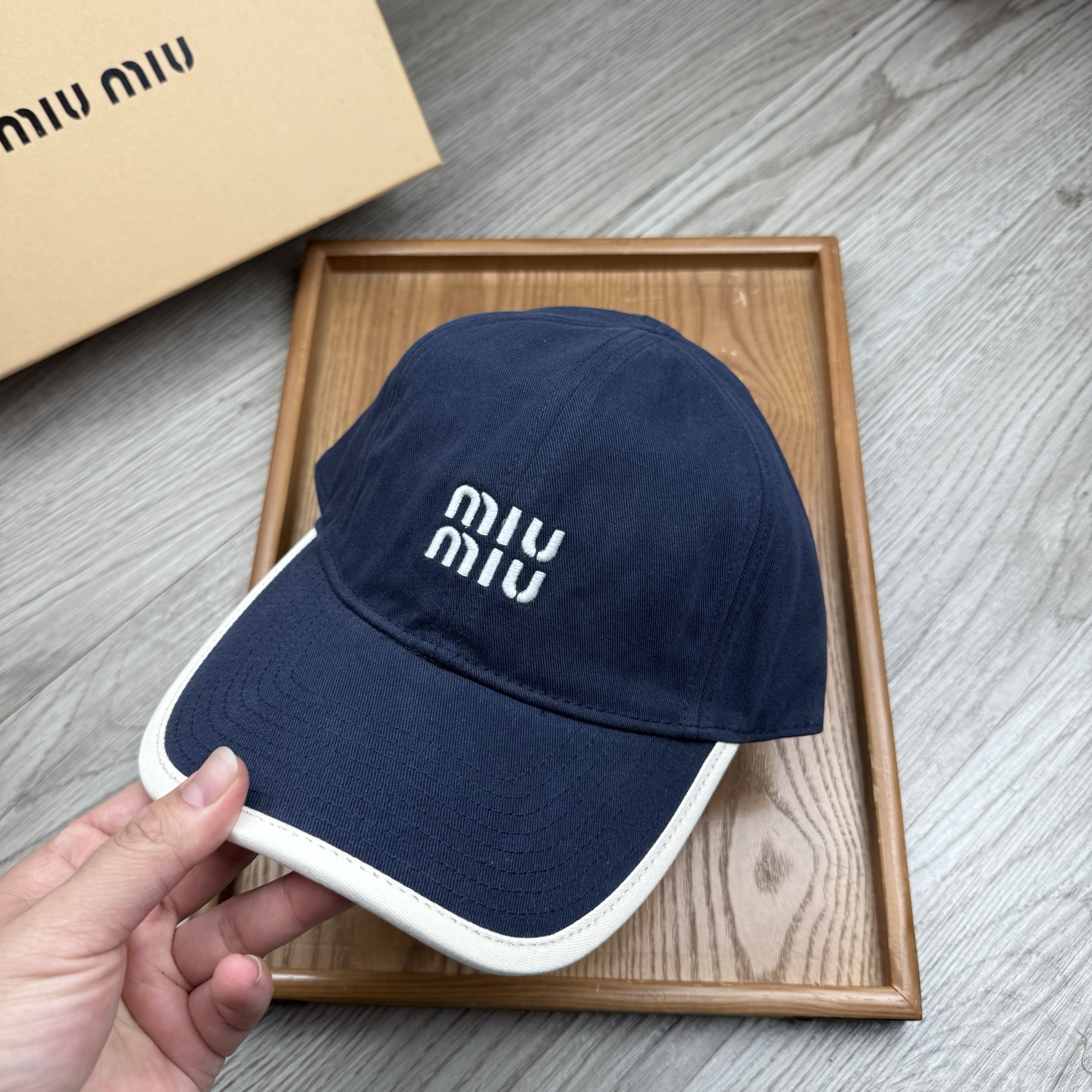 。miumiu。【配防尘袋】新品棒球帽！材质：纯棉！透气性好！春天挡风，夏天防晒必备单品！颜色大气！款式