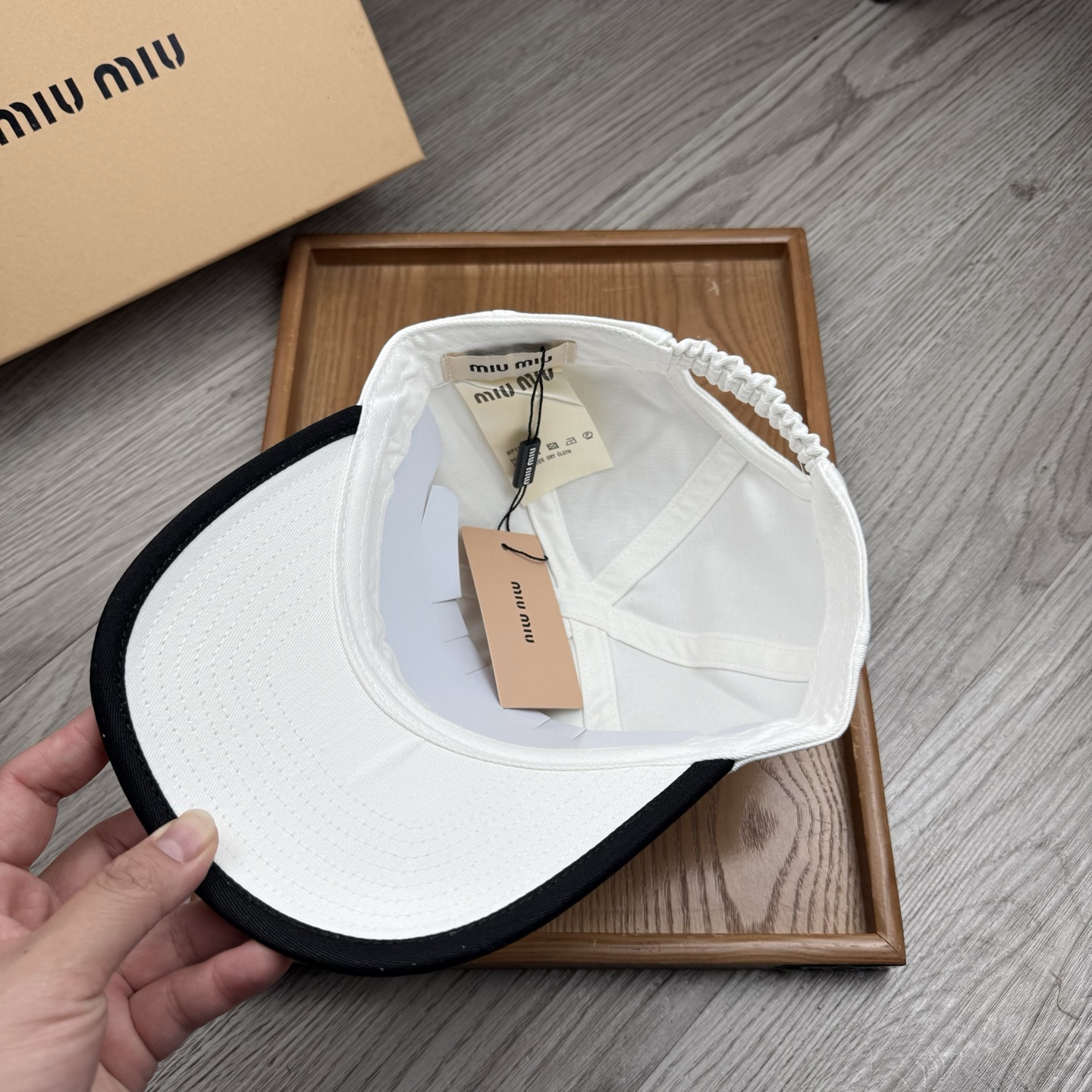 。miumiu。【配防尘袋】新品棒球帽！材质：纯棉！透气性好！春天挡风，夏天防晒必备单品！颜色大气！款式