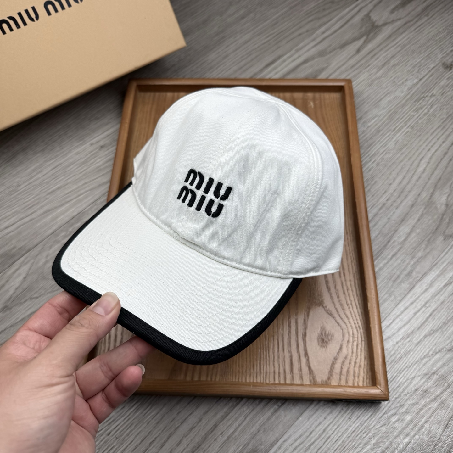 。miumiu。【配防尘袋】新品棒球帽！材质：纯棉！透气性好！春天挡风，夏天防晒必备单品！颜色大气！款式