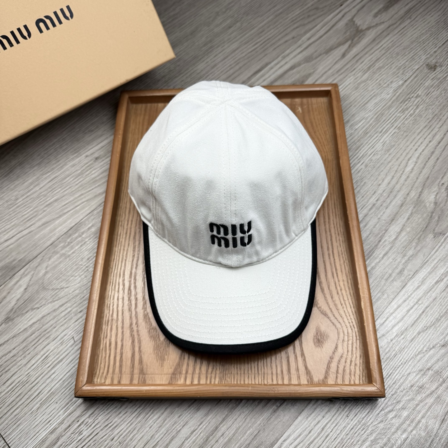 。miumiu。【配防尘袋】新品棒球帽！材质：纯棉！透气性好！春天挡风，夏天防晒必备单品！颜色大气！款式