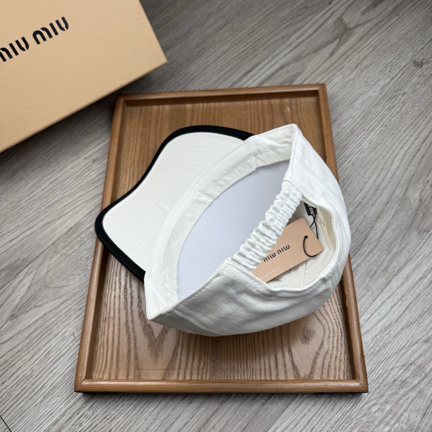 。miumiu。【配防尘袋】新品棒球帽！材质：纯棉！透气性好！春天挡风，夏天防晒必备单品！颜色大气！款式