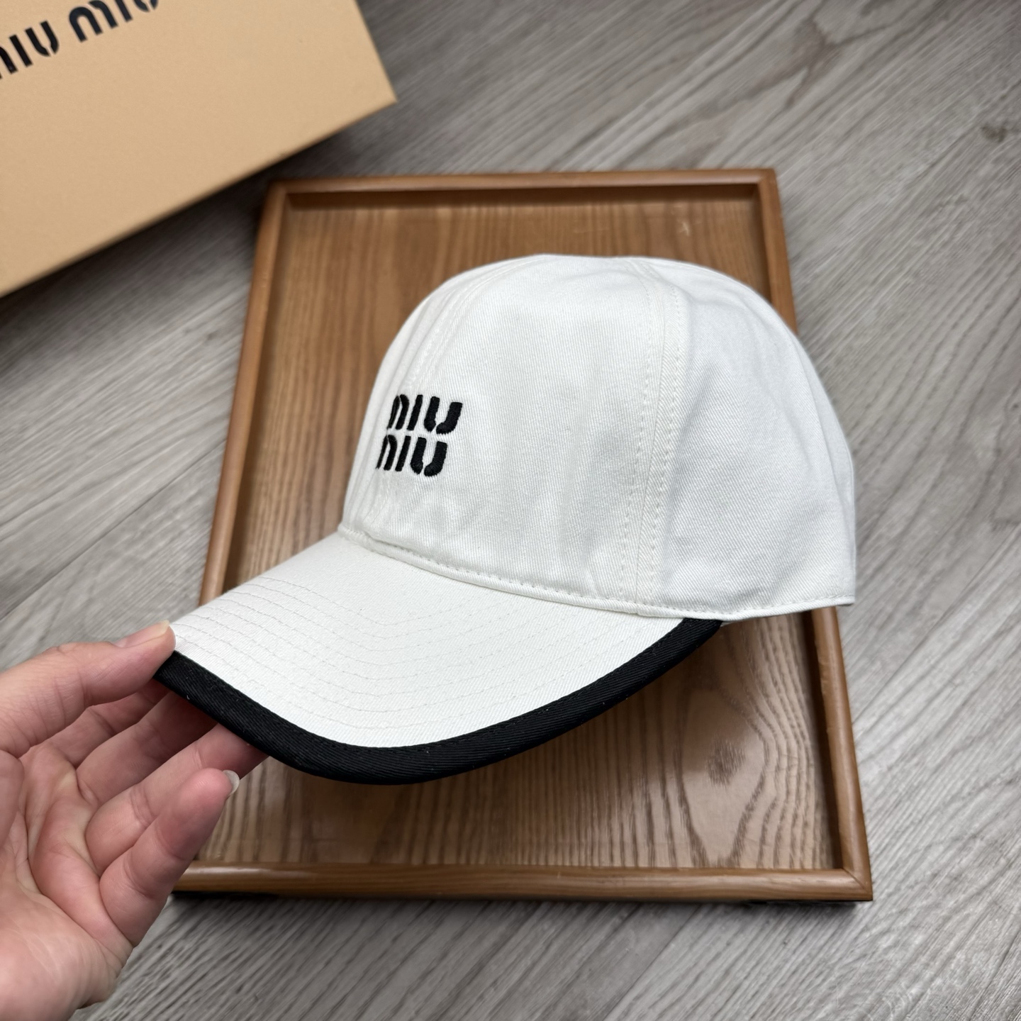 。miumiu。【配防尘袋】新品棒球帽！材质：纯棉！透气性好！春天挡风，夏天防晒必备单品！颜色大气！款式