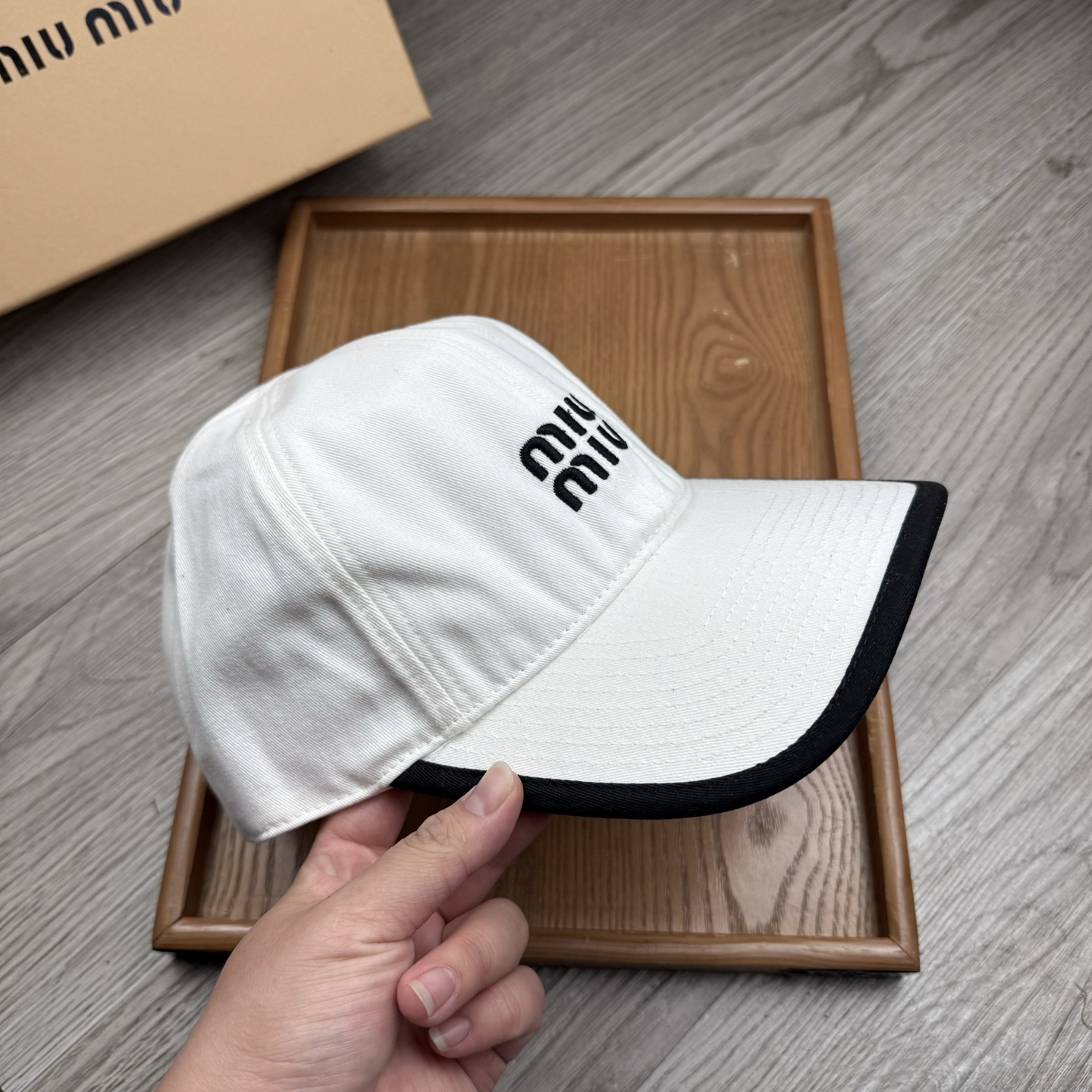 。miumiu。【配防尘袋】新品棒球帽！材质：纯棉！透气性好！春天挡风，夏天防晒必备单品！颜色大气！款式