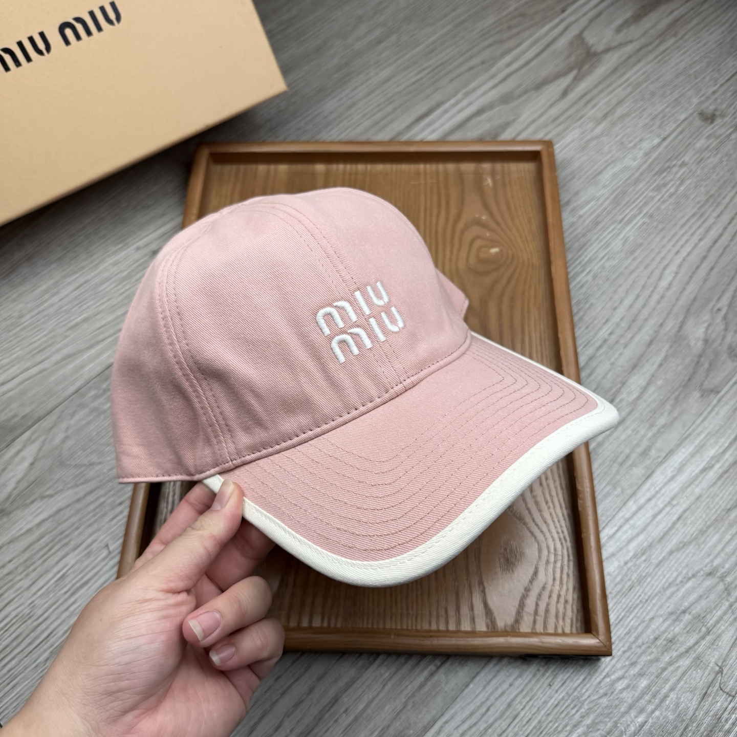 。miumiu。【配防尘袋】新品棒球帽！材质：纯棉！透气性好！春天挡风，夏天防晒必备单品！颜色大气！款式