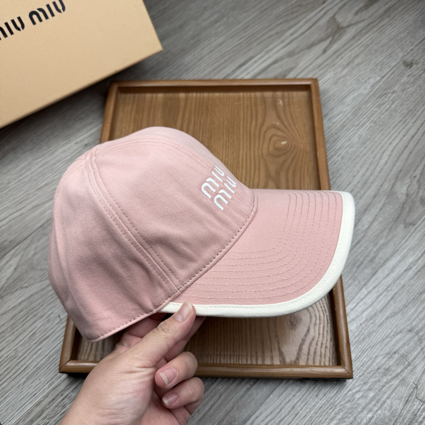 。miumiu。【配防尘袋】新品棒球帽！材质：纯棉！透气性好！春天挡风，夏天防晒必备单品！颜色大气！款式