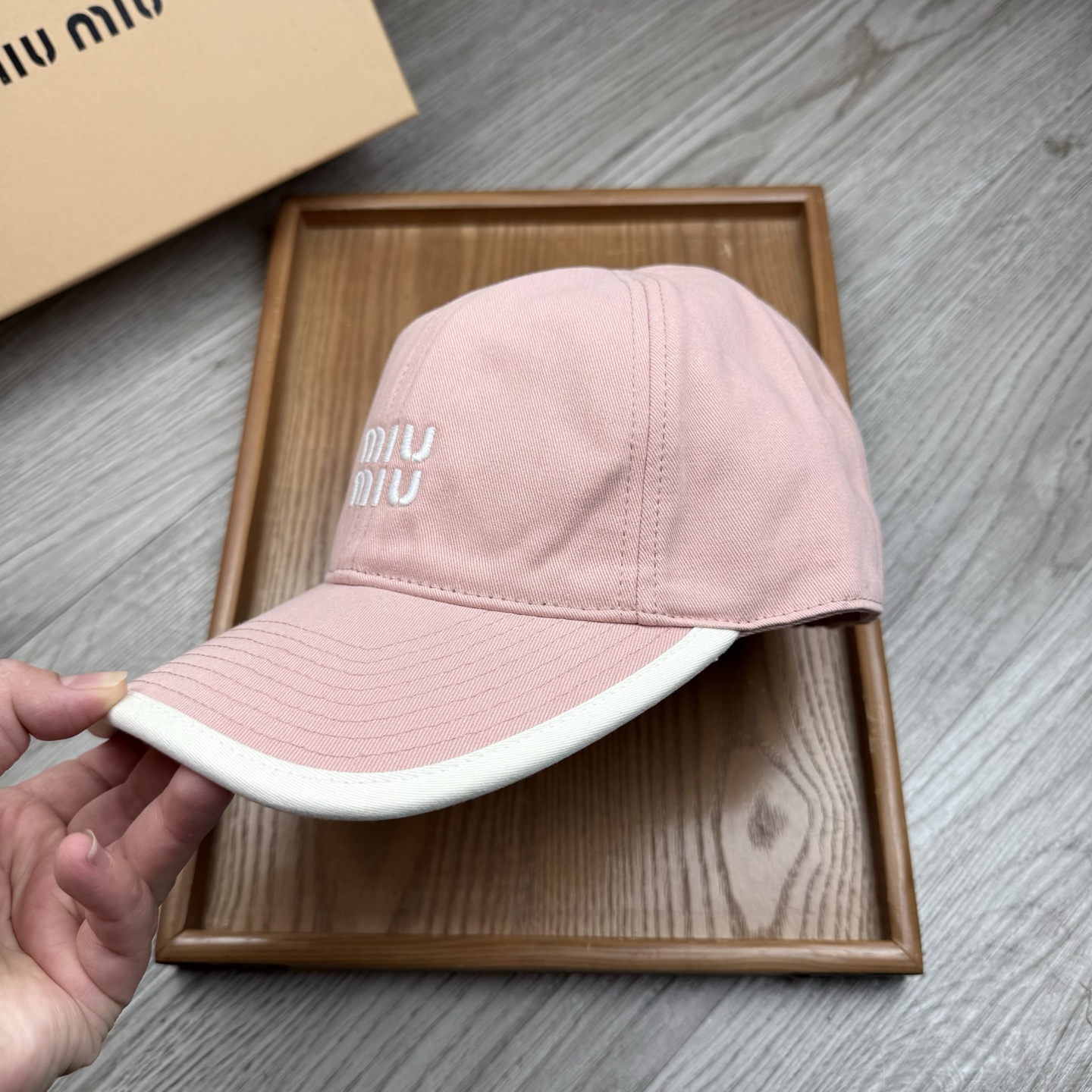 。miumiu。【配防尘袋】新品棒球帽！材质：纯棉！透气性好！春天挡风，夏天防晒必备单品！颜色大气！款式