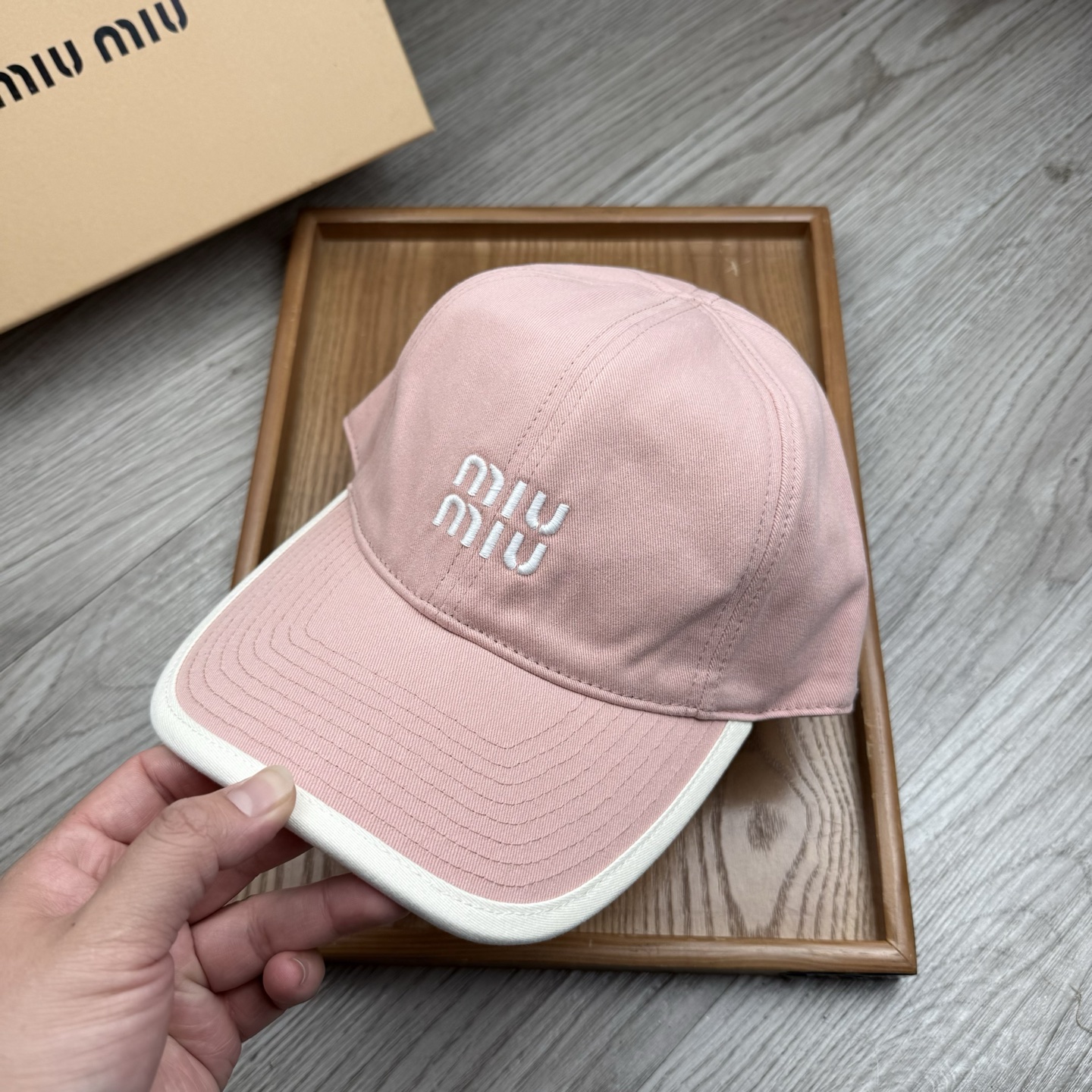 。miumiu。【配防尘袋】新品棒球帽！材质：纯棉！透气性好！春天挡风，夏天防晒必备单品！颜色大气！款式