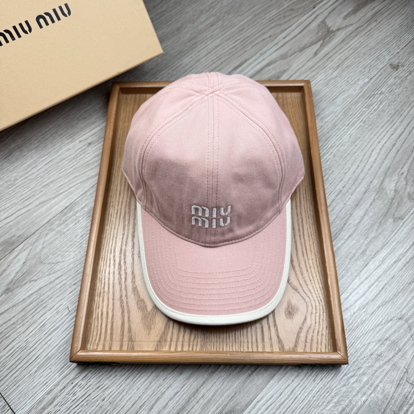 。miumiu。【配防尘袋】新品棒球帽！材质：纯棉！透气性好！春天挡风，夏天防晒必备单品！颜色大气！款式