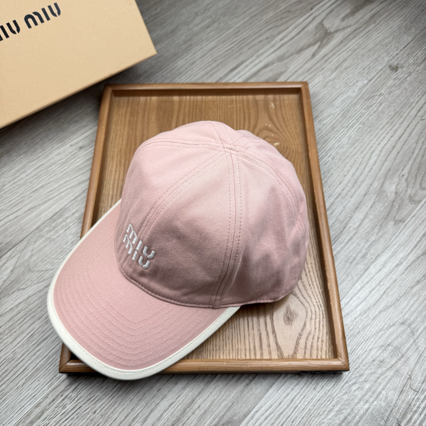 。miumiu。【配防尘袋】新品棒球帽！材质：纯棉！透气性好！春天挡风，夏天防晒必备单品！颜色大气！款式