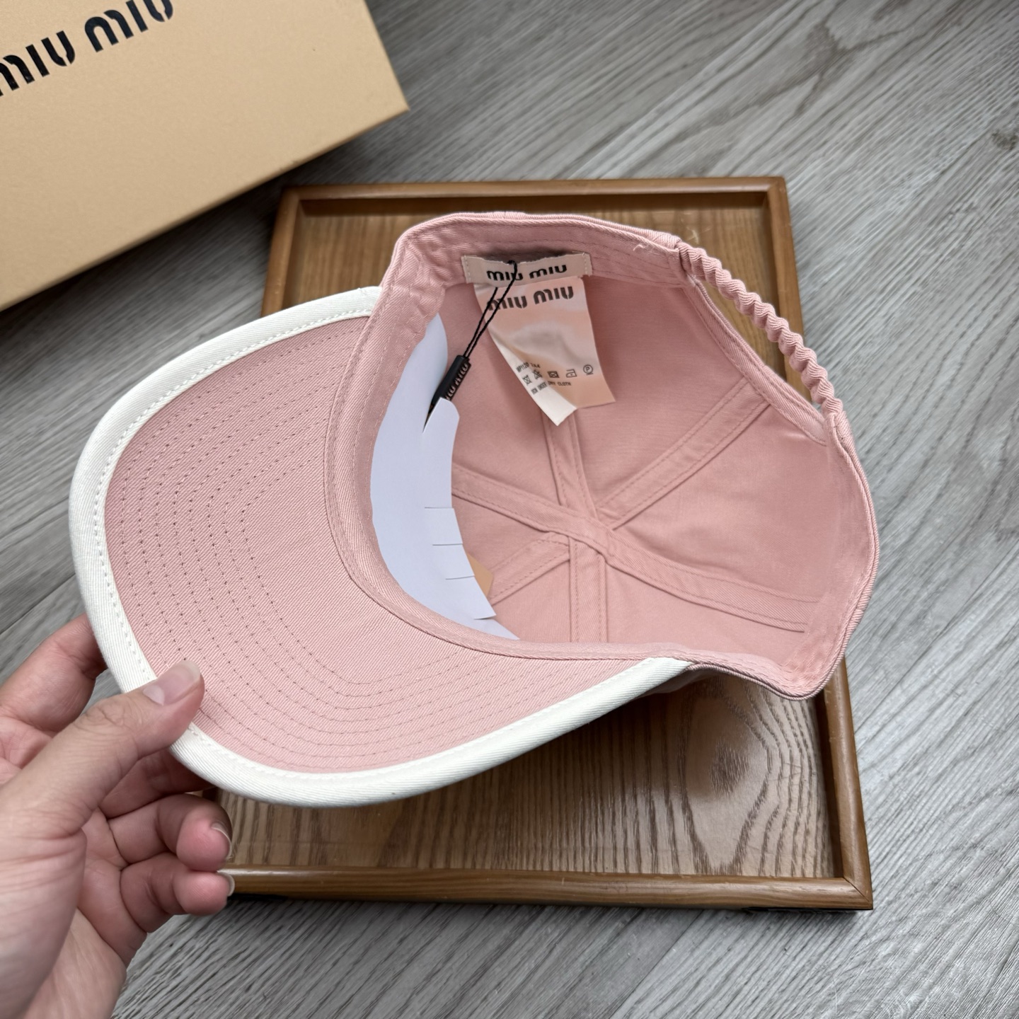 。miumiu。【配防尘袋】新品棒球帽！材质：纯棉！透气性好！春天挡风，夏天防晒必备单品！颜色大气！款式