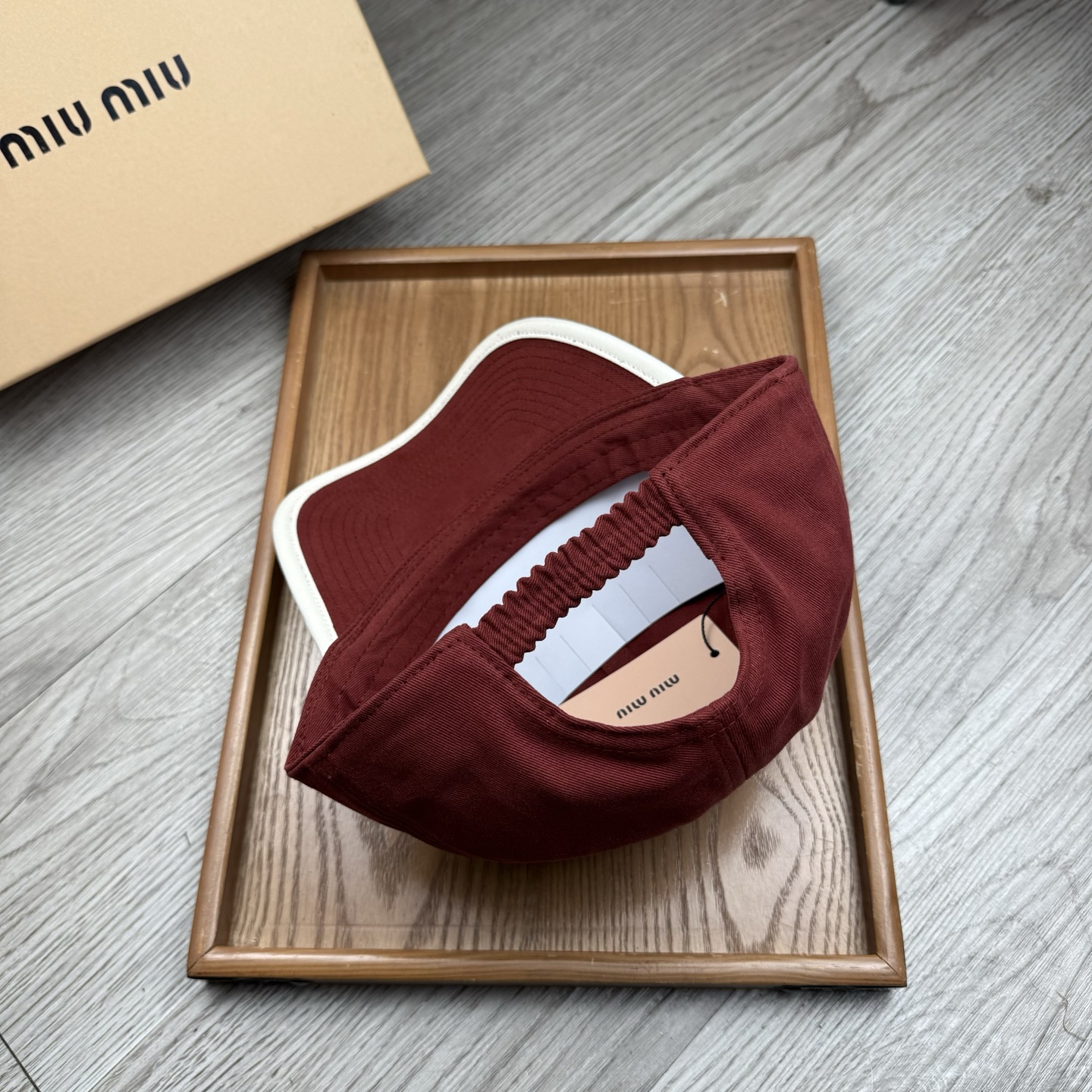 。miumiu。【配防尘袋】新品棒球帽！材质：纯棉！透气性好！春天挡风，夏天防晒必备单品！颜色大气！款式