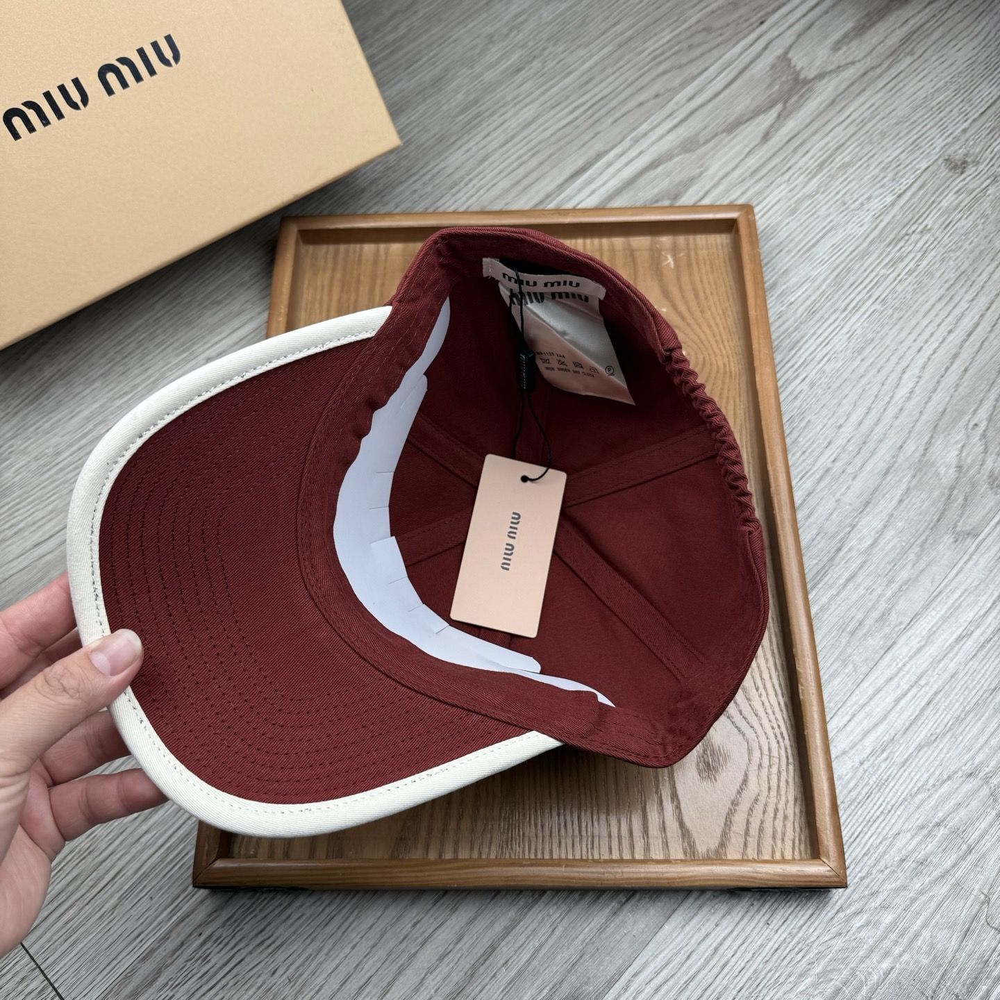 。miumiu。【配防尘袋】新品棒球帽！材质：纯棉！透气性好！春天挡风，夏天防晒必备单品！颜色大气！款式