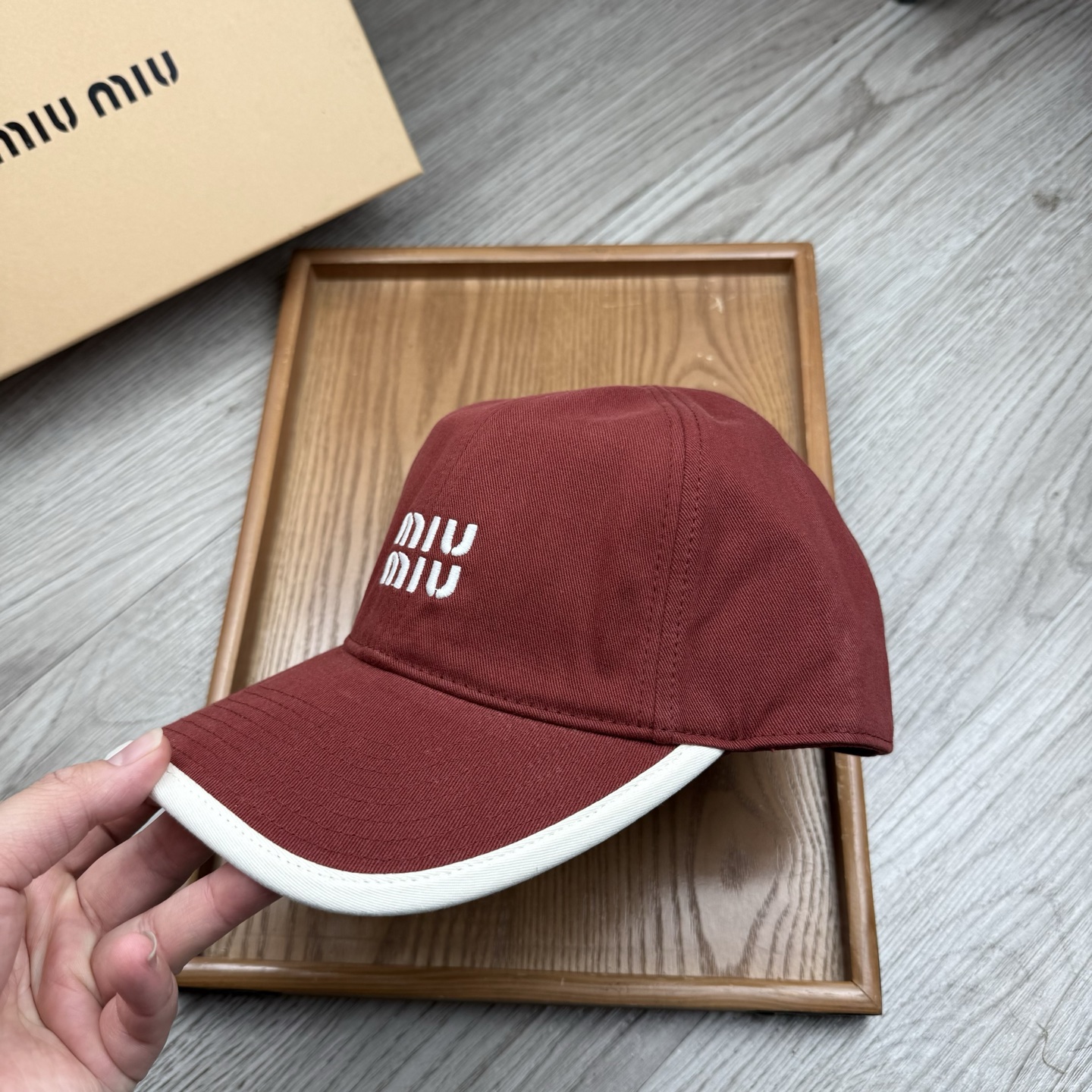 。miumiu。【配防尘袋】新品棒球帽！材质：纯棉！透气性好！春天挡风，夏天防晒必备单品！颜色大气！款式