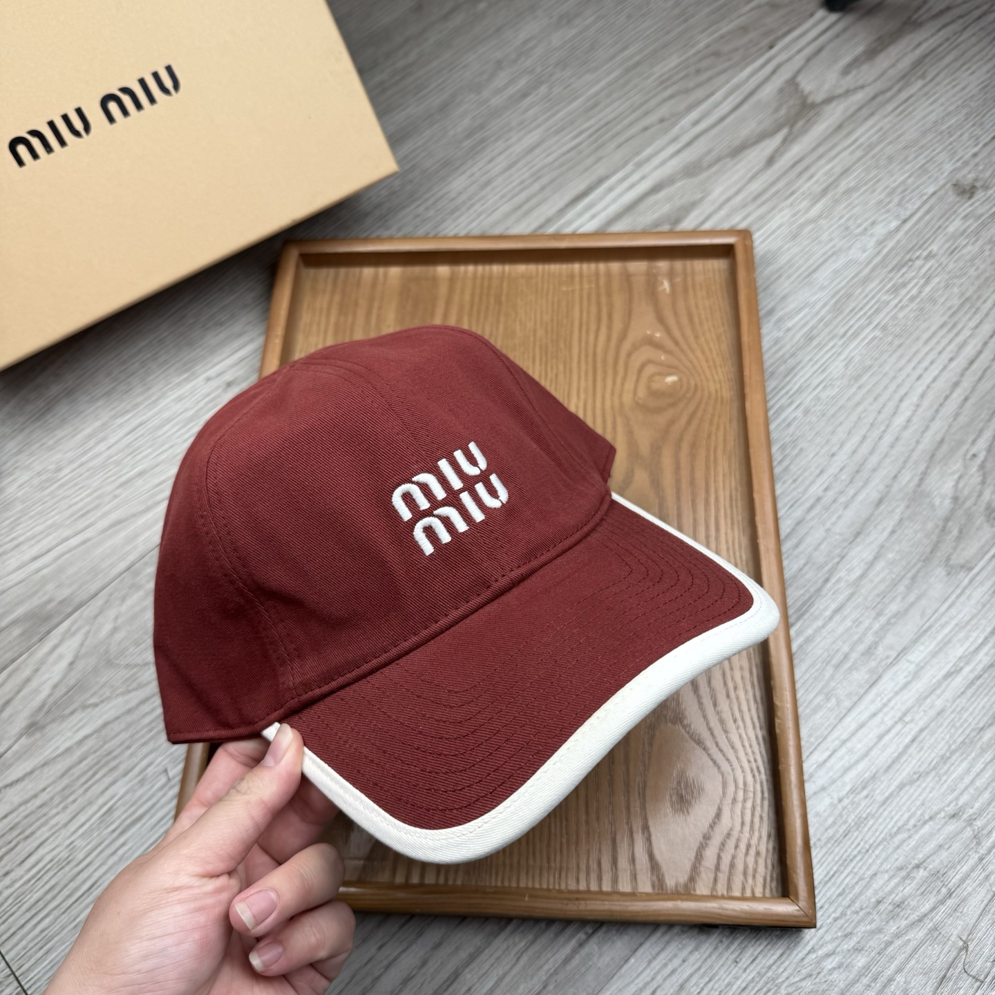 。miumiu。【配防尘袋】新品棒球帽！材质：纯棉！透气性好！春天挡风，夏天防晒必备单品！颜色大气！款式