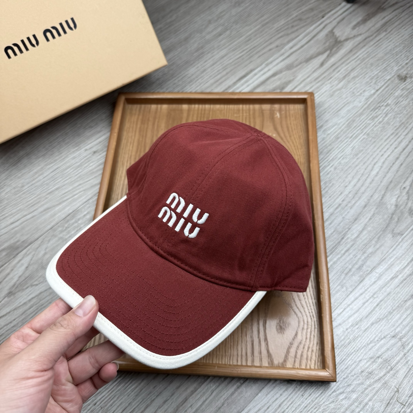 。miumiu。【配防尘袋】新品棒球帽！材质：纯棉！透气性好！春天挡风，夏天防晒必备单品！颜色大气！款式