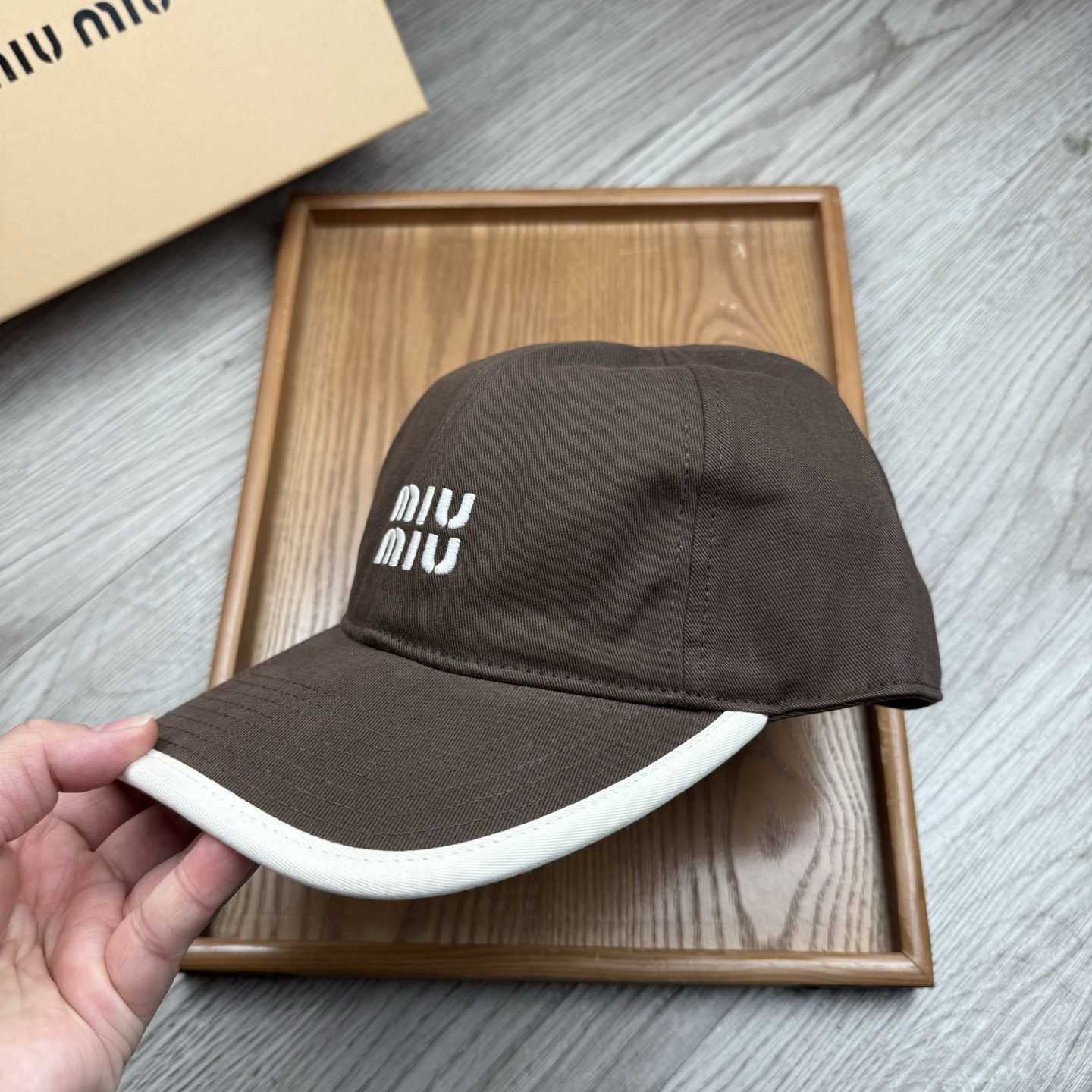。miumiu。【配防尘袋】新品棒球帽！材质：纯棉！透气性好！春天挡风，夏天防晒必备单品！颜色大气！款式