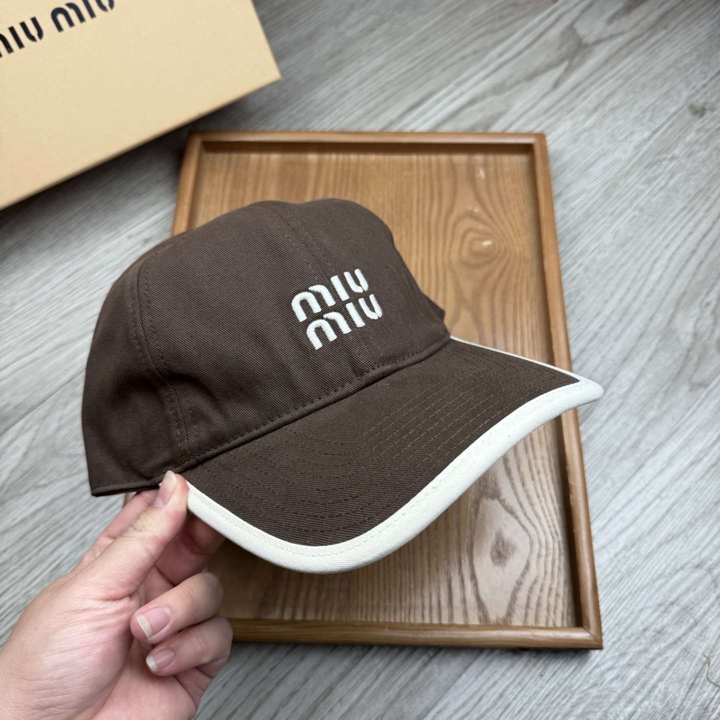 。miumiu。【配防尘袋】新品棒球帽！材质：纯棉！透气性好！春天挡风，夏天防晒必备单品！颜色大气！款式