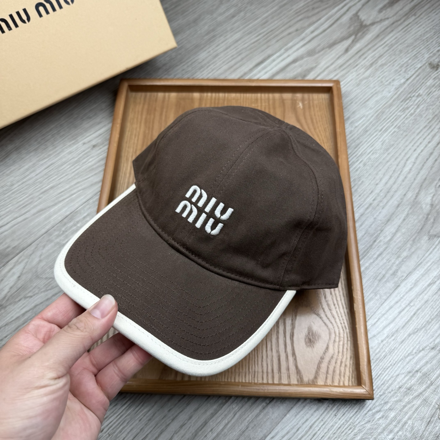 。miumiu。【配防尘袋】新品棒球帽！材质：纯棉！透气性好！春天挡风，夏天防晒必备单品！颜色大气！款式